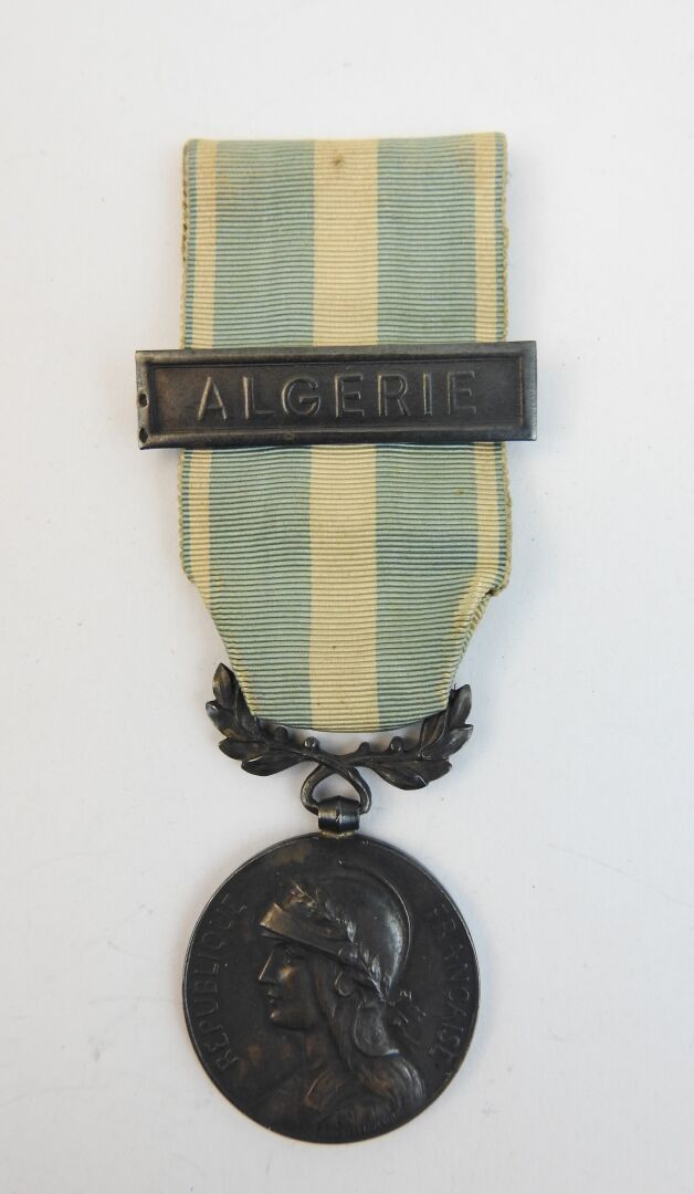 Null 法国。殖民地银质奖章，署名乔治-勒梅尔（Georges Lemaire），带有丝带和 "阿尔及尔 "条。ABE