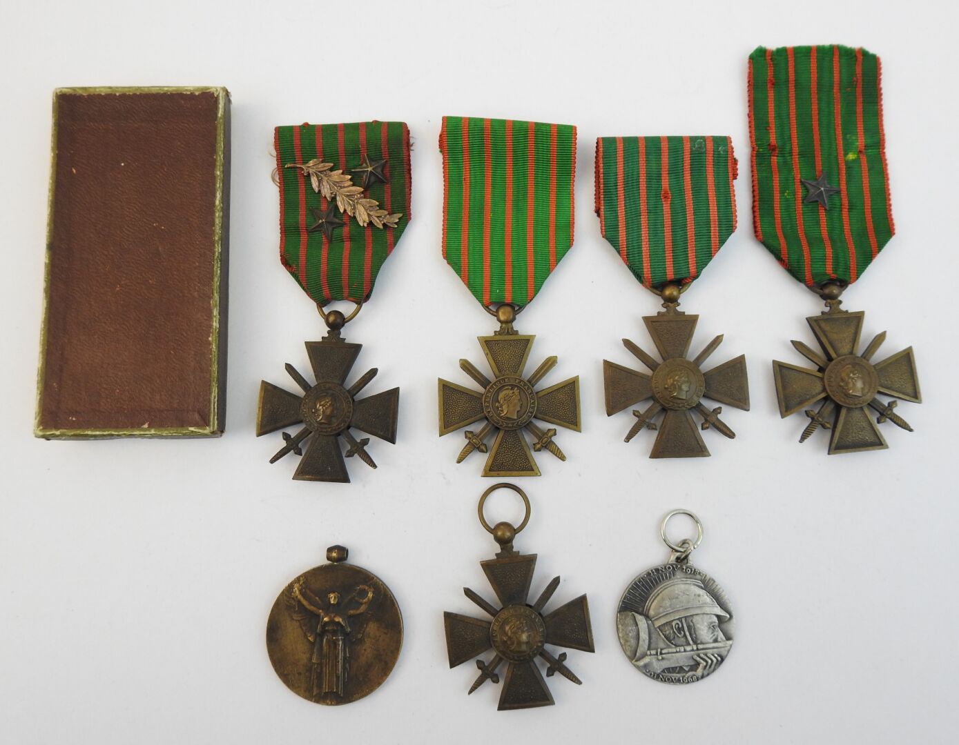 Null 法国。一批奖章包括5个14-18岁的战争十字勋章，其中一个装在盒子里，上面有一个手掌和两颗星，一个没有绶带的联名奖章和一个卢瓦尔河老兵的纪念奖章被连接&hellip;
