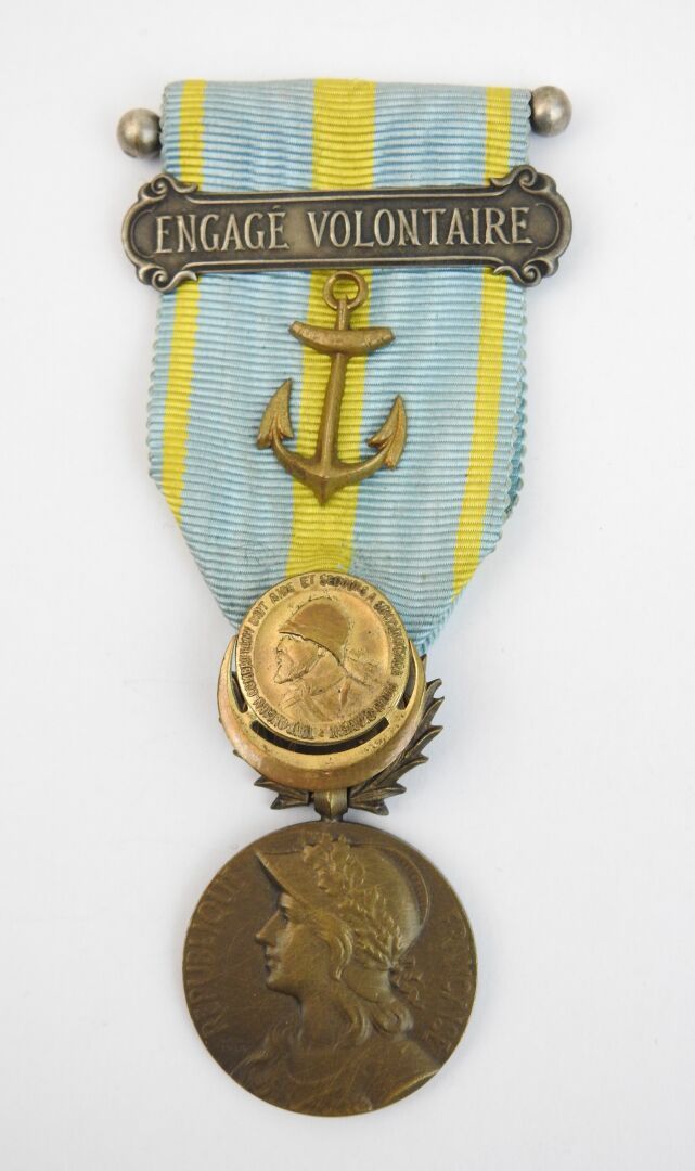 Null 法国。东部战役纪念章，上面有 "自愿入伍 "的横杠，海军锚（殖民地部队）和东部战役老兵的扣眼徽章，柄上有球。共和国第三时期。BE