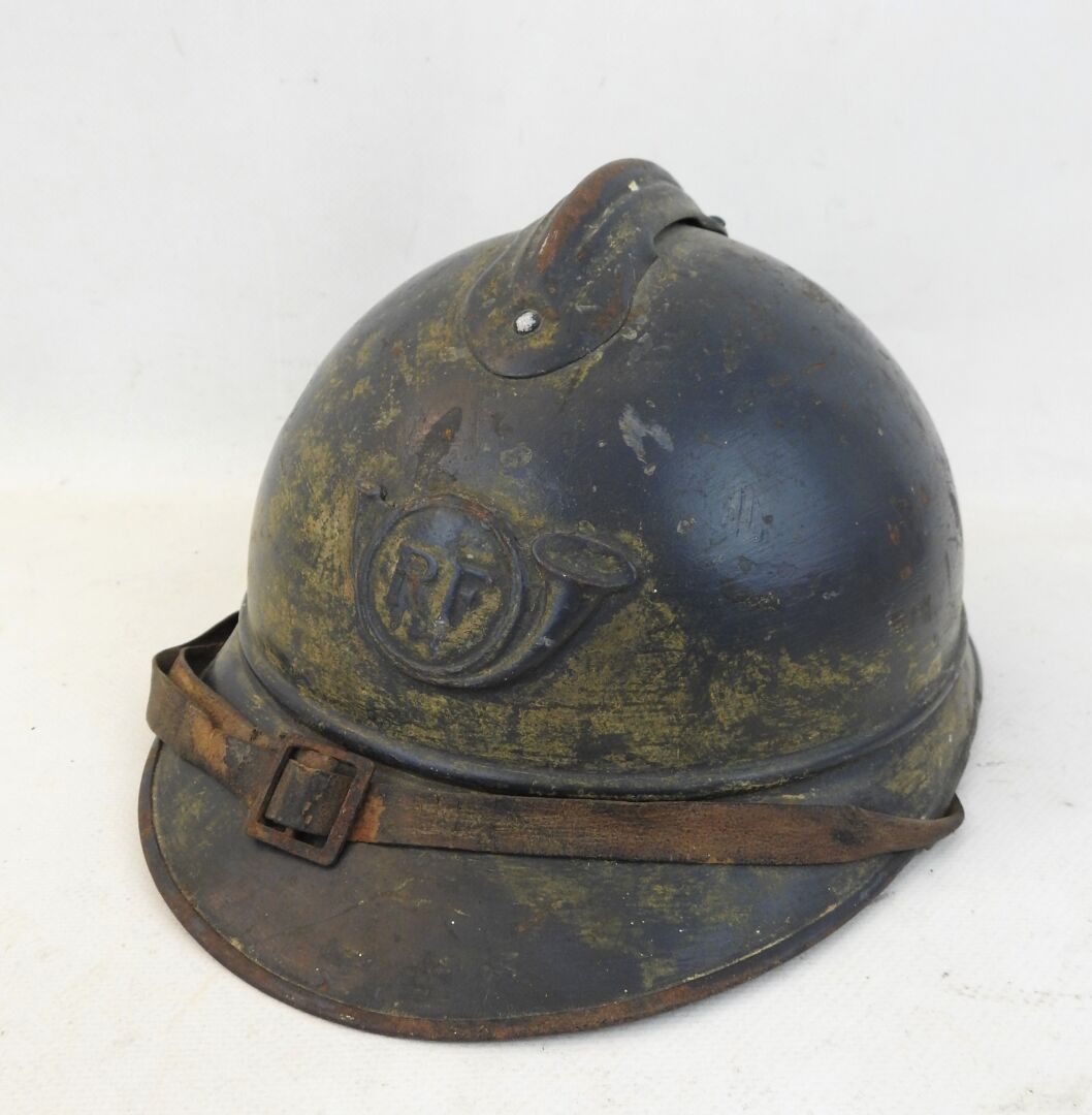 Null 阿德里安1915年款钢盔，刷上亚光地平线蓝，标有56A3和奥特罗切灯塔标志，狩猎角前胸徽章，下巴，标有58A3的1型内帽，戈农第65BCP猎人的名字（&hellip;