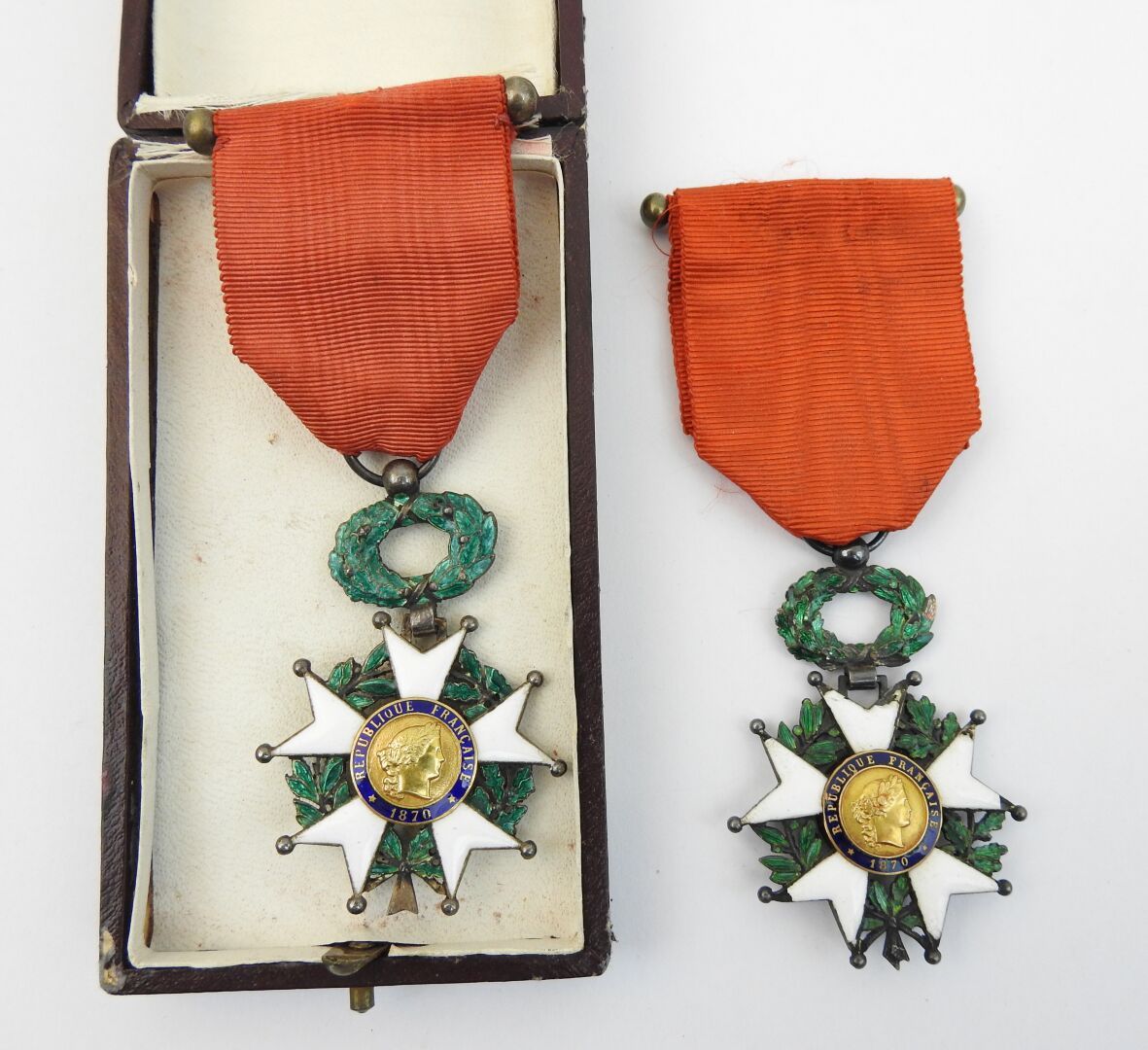Null 法国。一套2个银质、镀金和珐琅的荣誉军团骑士十字勋章，带有丝带，其中一个在盒子里，球茎。共和国第三时期。ABE（缺失的珐琅）。