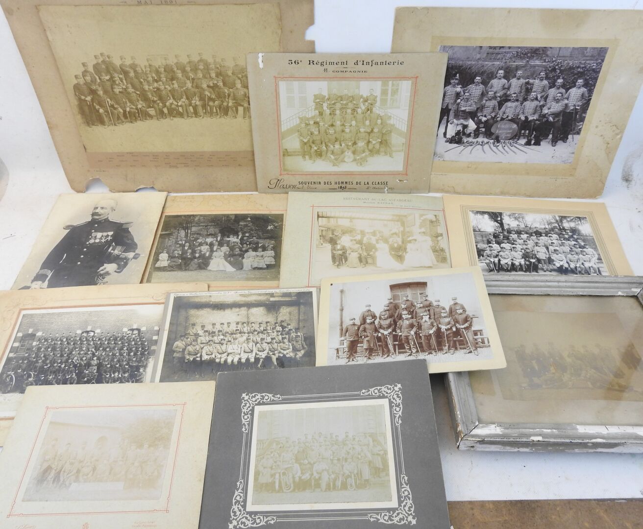 Null 照片。1900年至1914年间的13张不同大小的军事人物照片套组，主要是步兵，一些照片被装在玻璃下。ABE