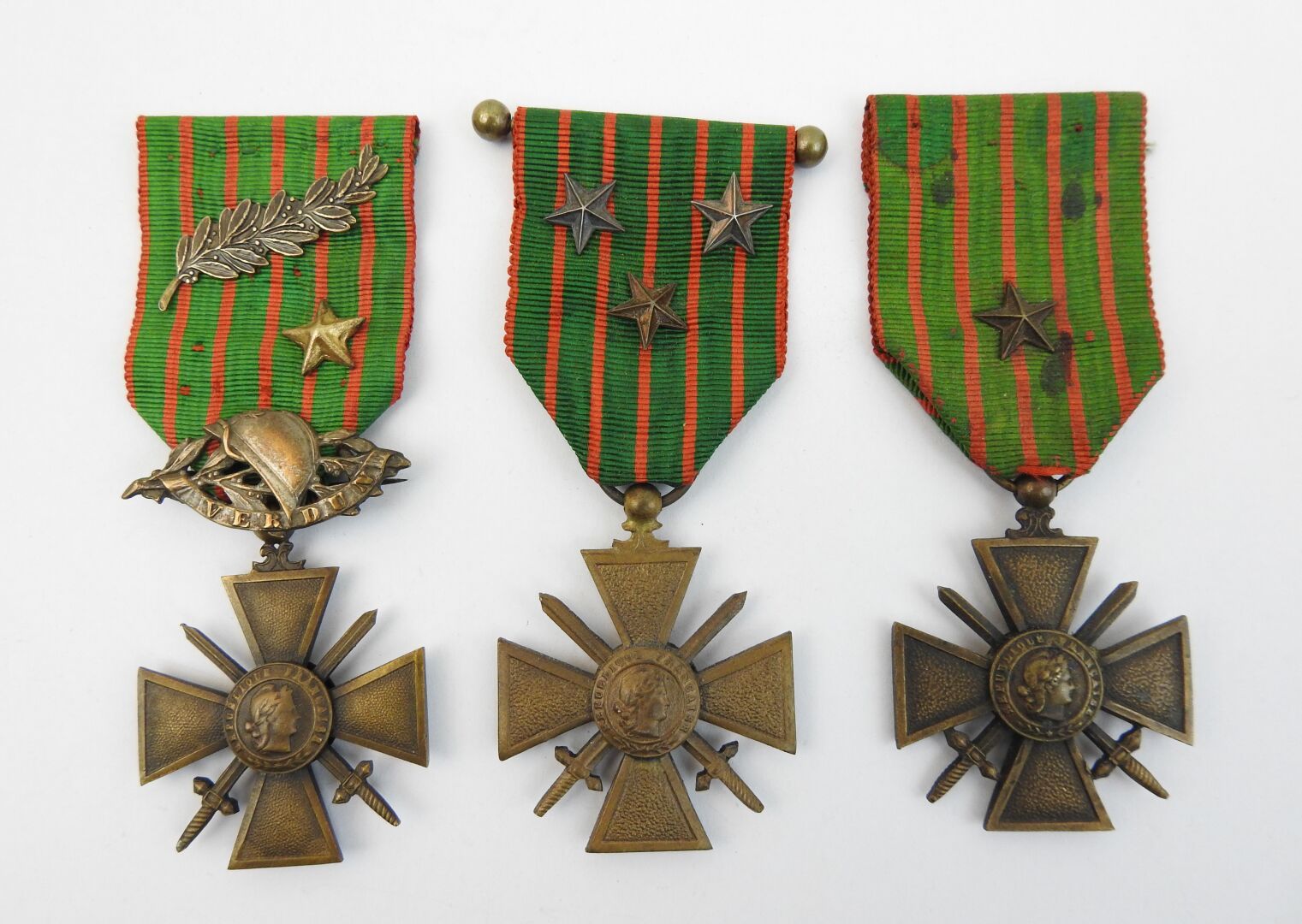 Null 法国。拍品包括14-16号铜制带手掌和1颗星的战争十字勋章和一枚凡尔登胸针，14-18号战争十字勋章2枚。ABE
