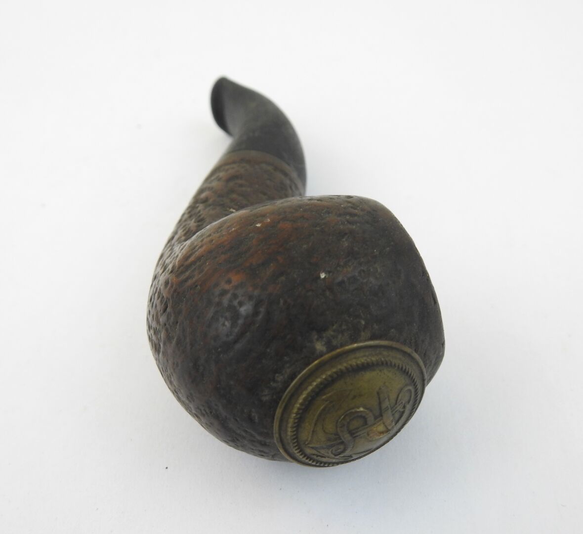 Null 石楠木烟斗，饰有殖民时期步兵的铜扣：12.5厘米。ABE