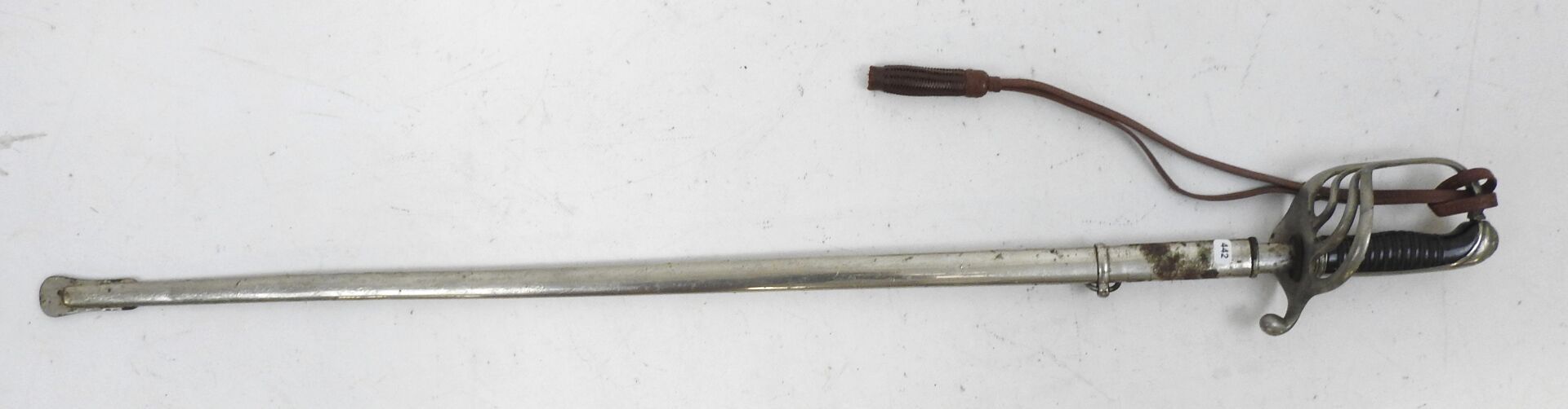 Null 1882型步兵军官军刀，花纹角柄，镍银四点式护手，1912年6月来自沙特莱罗工厂的直刀，单环铁制刀鞘，带棕色皮绳。长：100厘米，叶片：85厘米。AB&hellip;