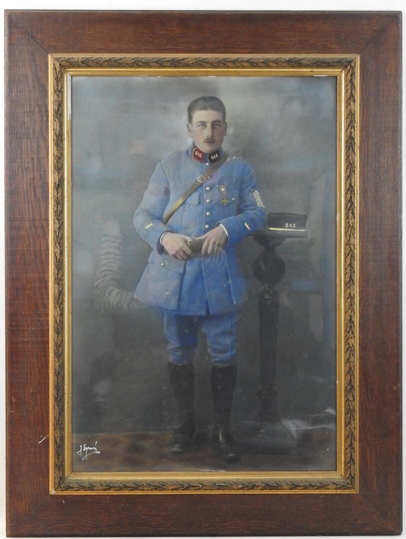 Null 摄影。第242炮兵团中士的肖像，战争十字勋章持有者，70 X 47厘米，在玻璃下装裱，古老的雕刻木框。BE 第242RAC是在1917年4月从第156&hellip;