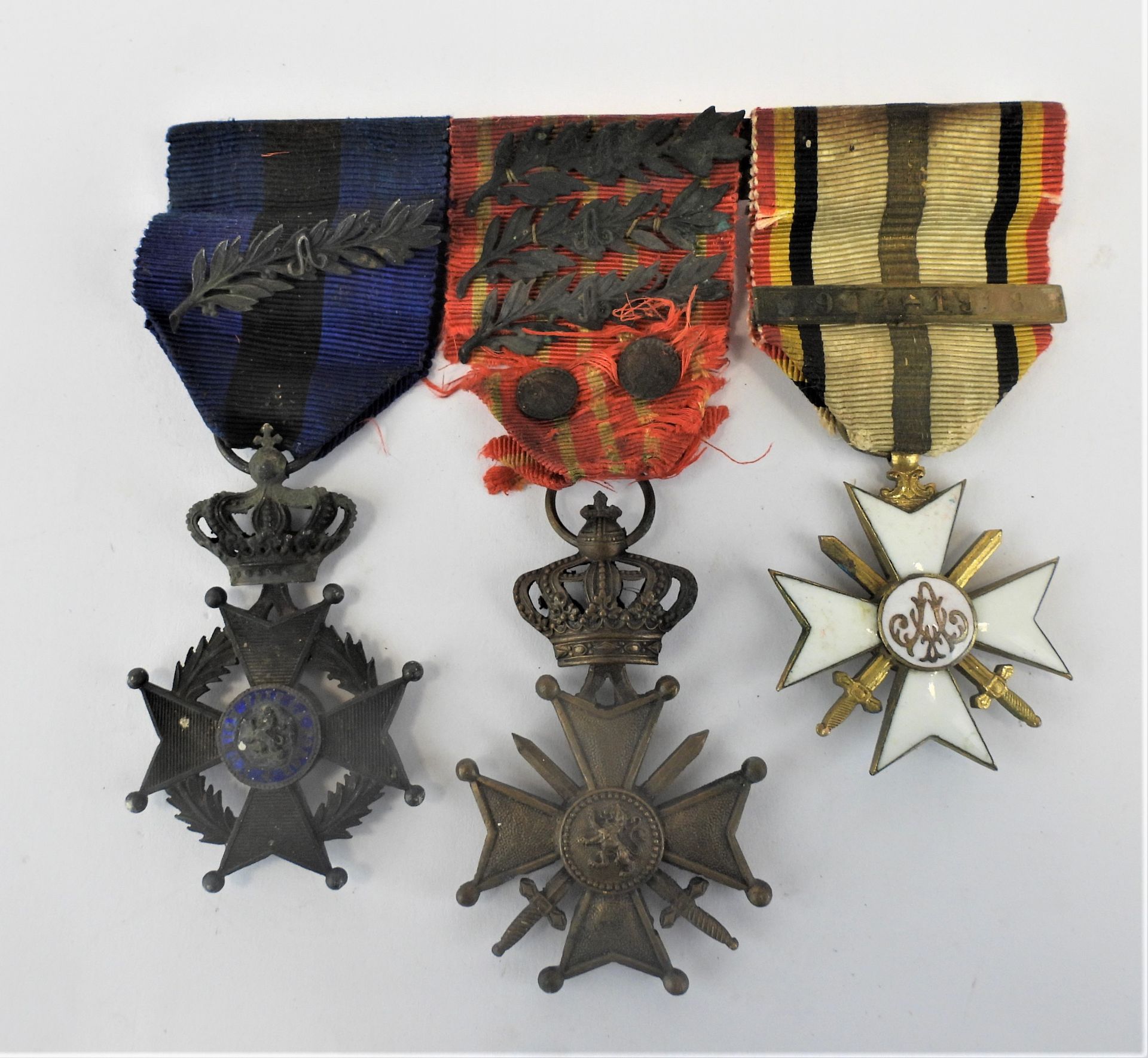 Null 
比利时。由利奥波德二世骑士十字勋章、带3个手掌的战争十字勋章、鎏金青铜和珐琅的一级公民十字勋章、1914-1918年带状勋章组成的条带。ABE（缺少&hellip;