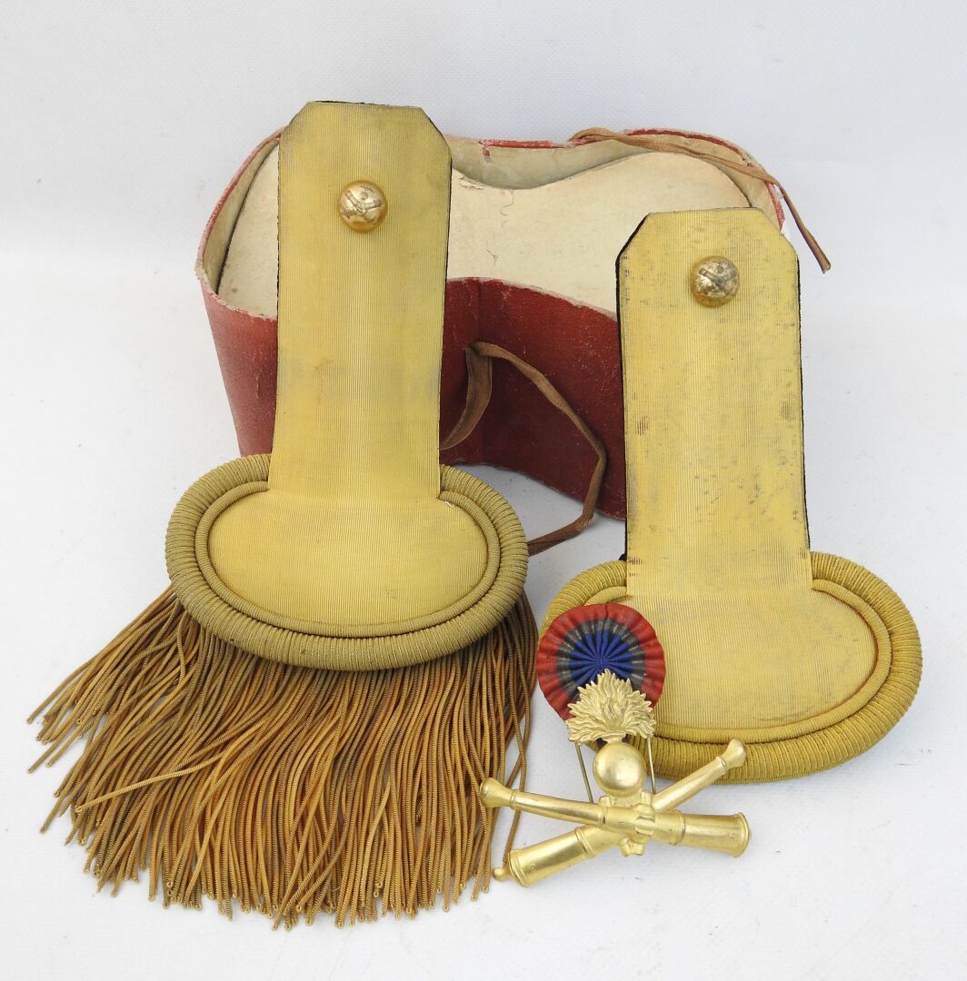 Null 法国。炮兵军官的配件，包括一个镀金的黄铜和织物的徽章，一对镀金的肩章，放在Liand盒子里。1900-1914年期间。ABE(盒盖解开)