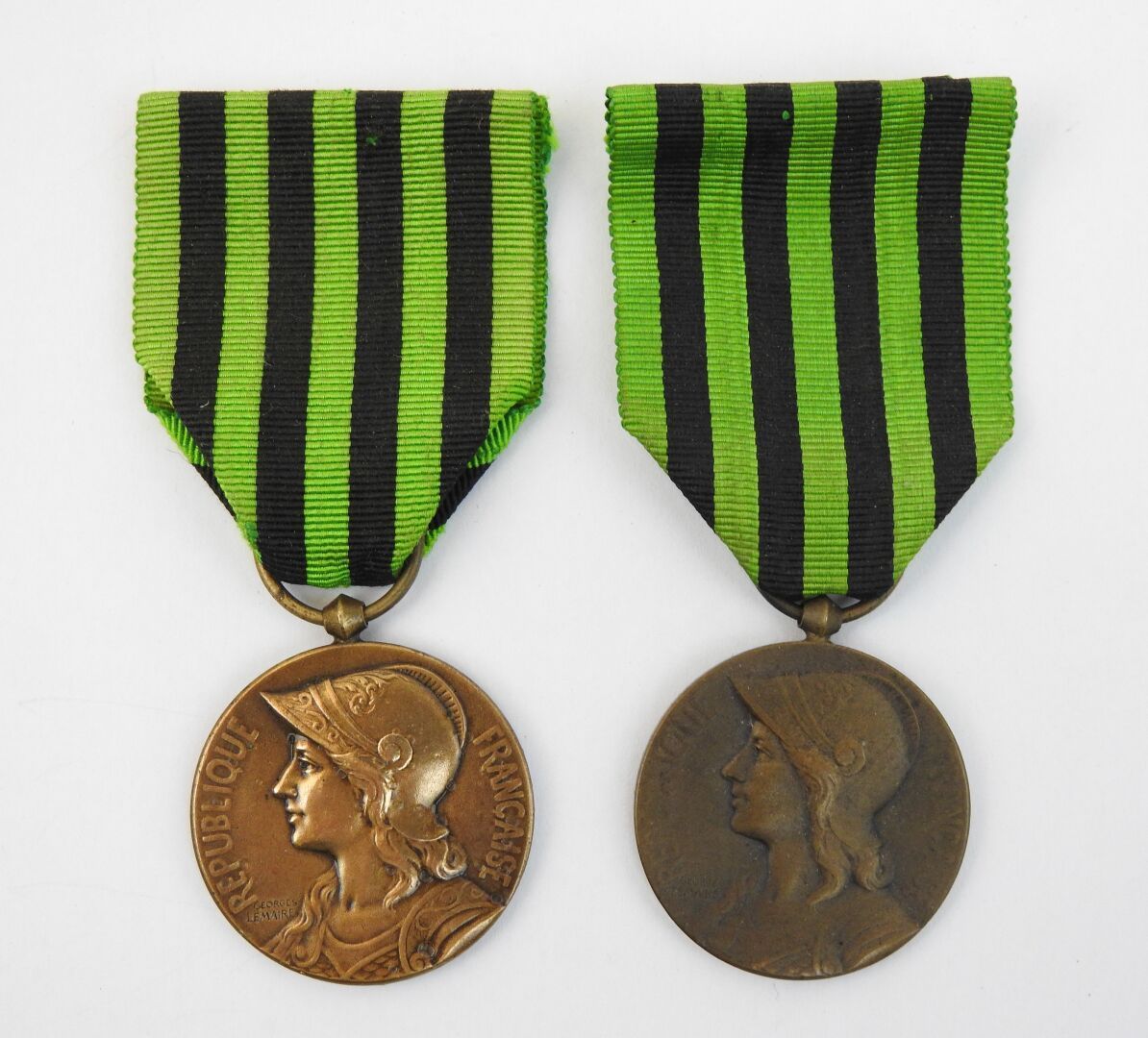 Null FRANCE. Suite de 2 médailles commémoratives de la guerre de 1870, avec ruba&hellip;