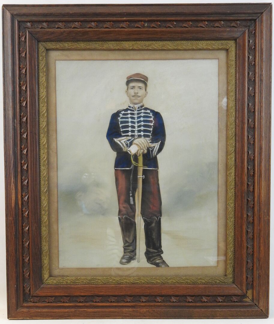 Null 佚名。第五雷蒙特连的骑兵全身粉彩画像，身穿多尔曼和巴萨内裤，大约在1900年，在玻璃下被装在一个古董雕刻的橡木框中。目测尺寸为46 X 36厘米。AB&hellip;