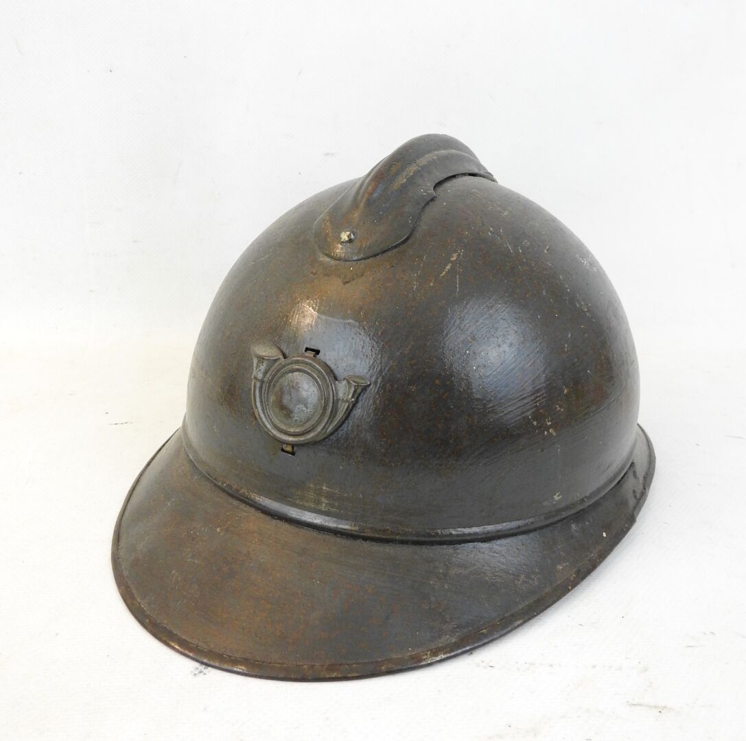 Null 1915年款的阿德里安钢盔，刷上了哑光蓝和清漆，花式猎角前胸徽章也是同样的表面处理，第二种类型的下巴带和帽子。ABE (下巴在折叠处裂开)