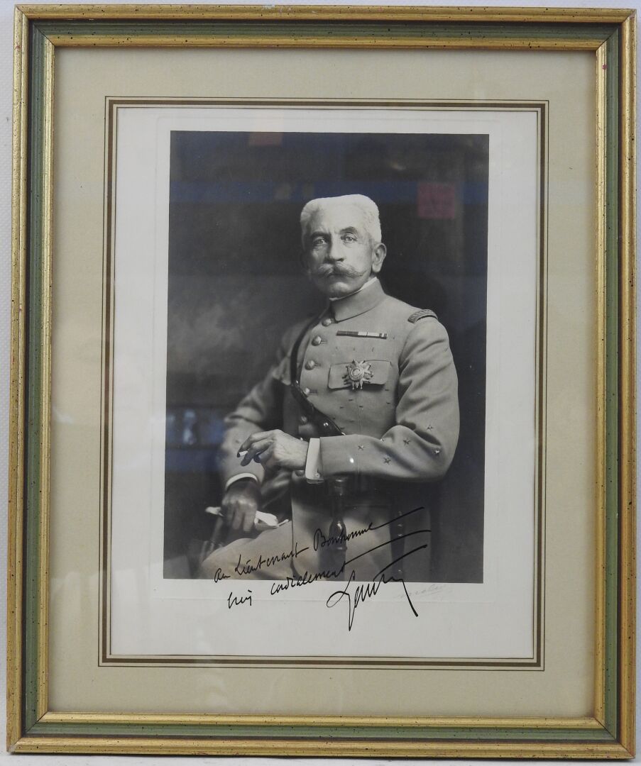 Null 摄影。Maréchal Lyautey的肖像，有手写的献词："致Bonhomme中尉，最诚挚的"，照片由Melry拍摄，玻璃框内，24 X 17厘米。&hellip;