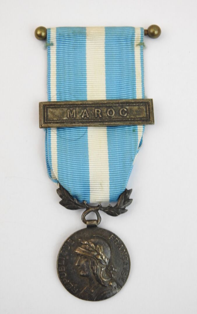 Null 法国。殖民时期的银铜奖章，带有丝带和 "摩洛哥 "条形标志。ABE