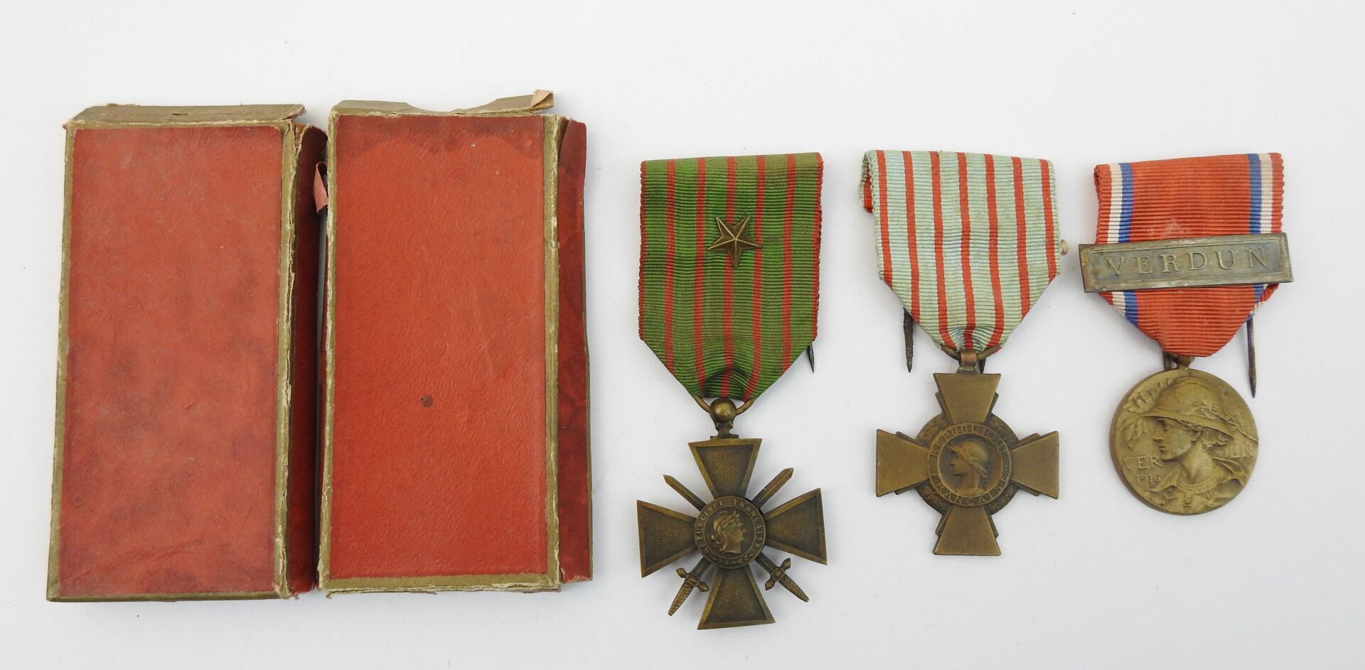 Null FRANCE. Lot consisting of the Verdun medal and the combatant cross in box, &hellip;