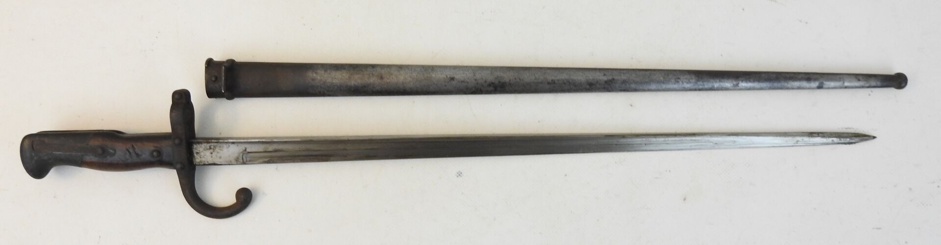 Null 法国。格拉斯1874型刺刀，T形刀刃上标有图勒工厂的背面，日期为1877年3月，其刀鞘也有相同的编号。ABE (待清理)