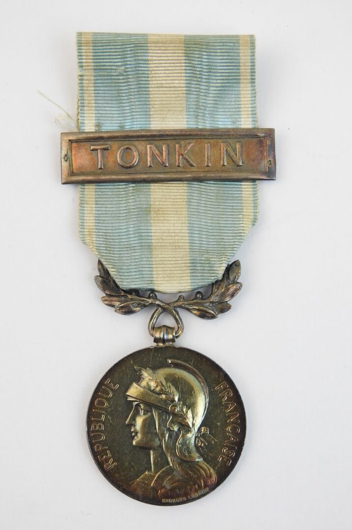 Null 法国。殖民地银质奖章，署名乔治-勒梅尔，有丝带和 "汤加 "条。ABE