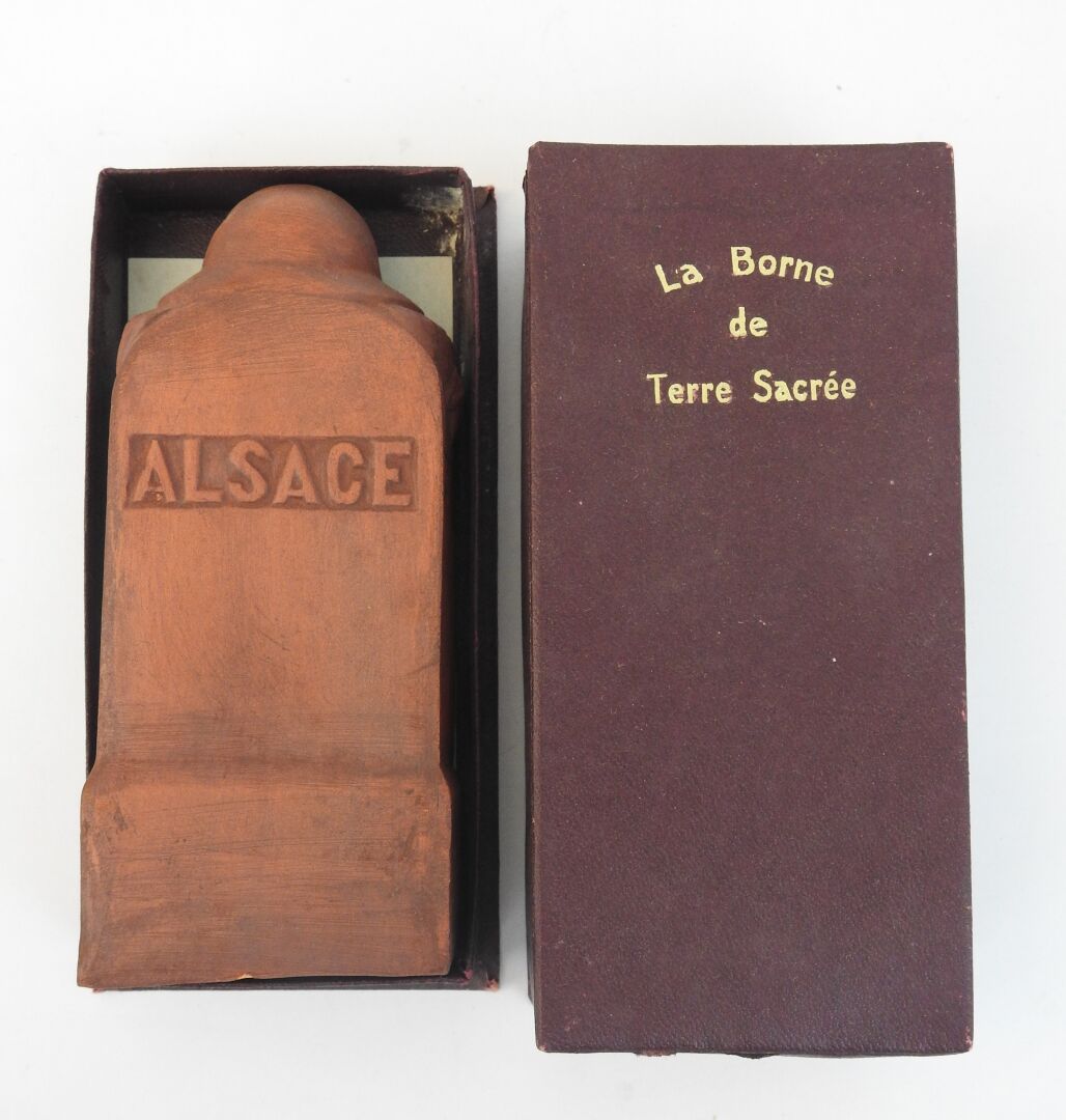 Null 1927年11月25日，"包含一块来自法国阿尔萨斯的圣土 "的小陶器标记从哈特曼斯威克普夫号上取下，由 "gueules cassées "在其原来的&hellip;