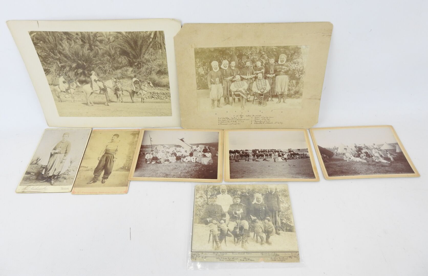 Null 法国。2张大照片，一张是大约1890年拍摄的一组欧洲和本地的Spahis军官，上面有每个士兵的名字，另一张是大约1870年拍摄的4个骑马的Spahis&hellip;