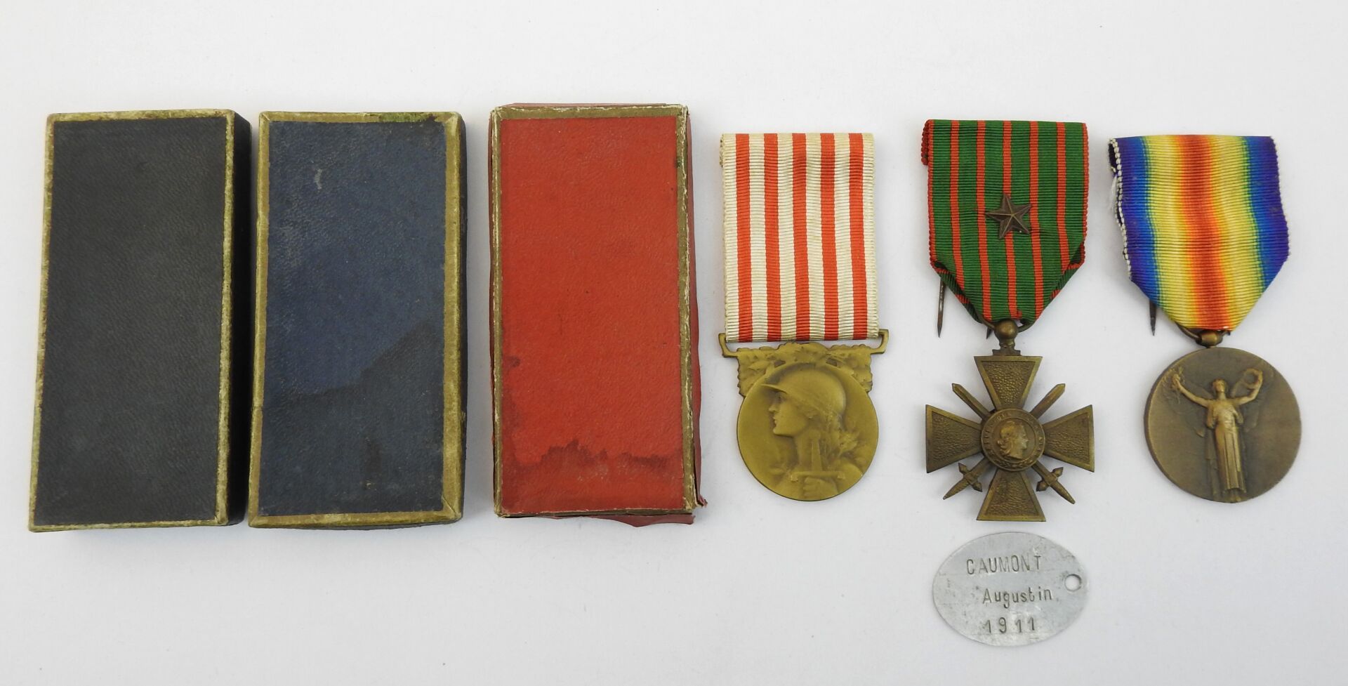 Null 法国。本拍品包括带铝质身份牌的1911级士兵Caumont的联名勋章，14-18纪念品和14-18战争十字勋章，并配有盒子。ABE