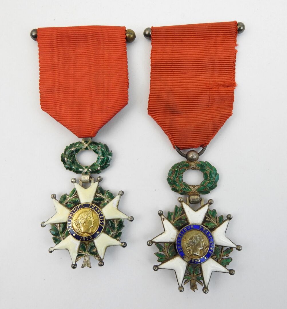 Null FRANCE. Suite de 2 croix de chevalier de la légion d'honneur en argent, ver&hellip;