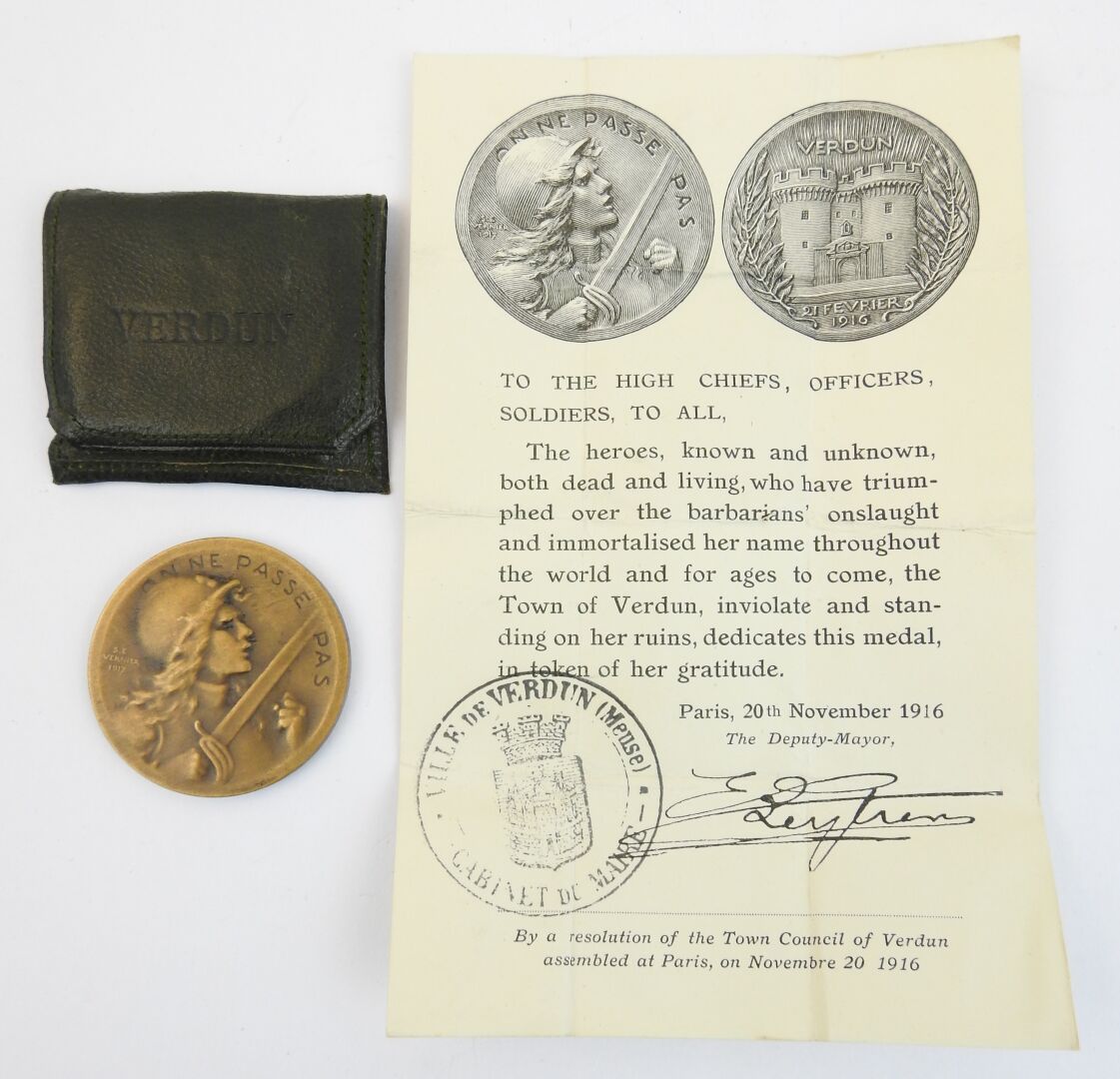 Null FRANCE. Médaille commémorative de Verdun signée S.E Vernier 1917, devise "O&hellip;