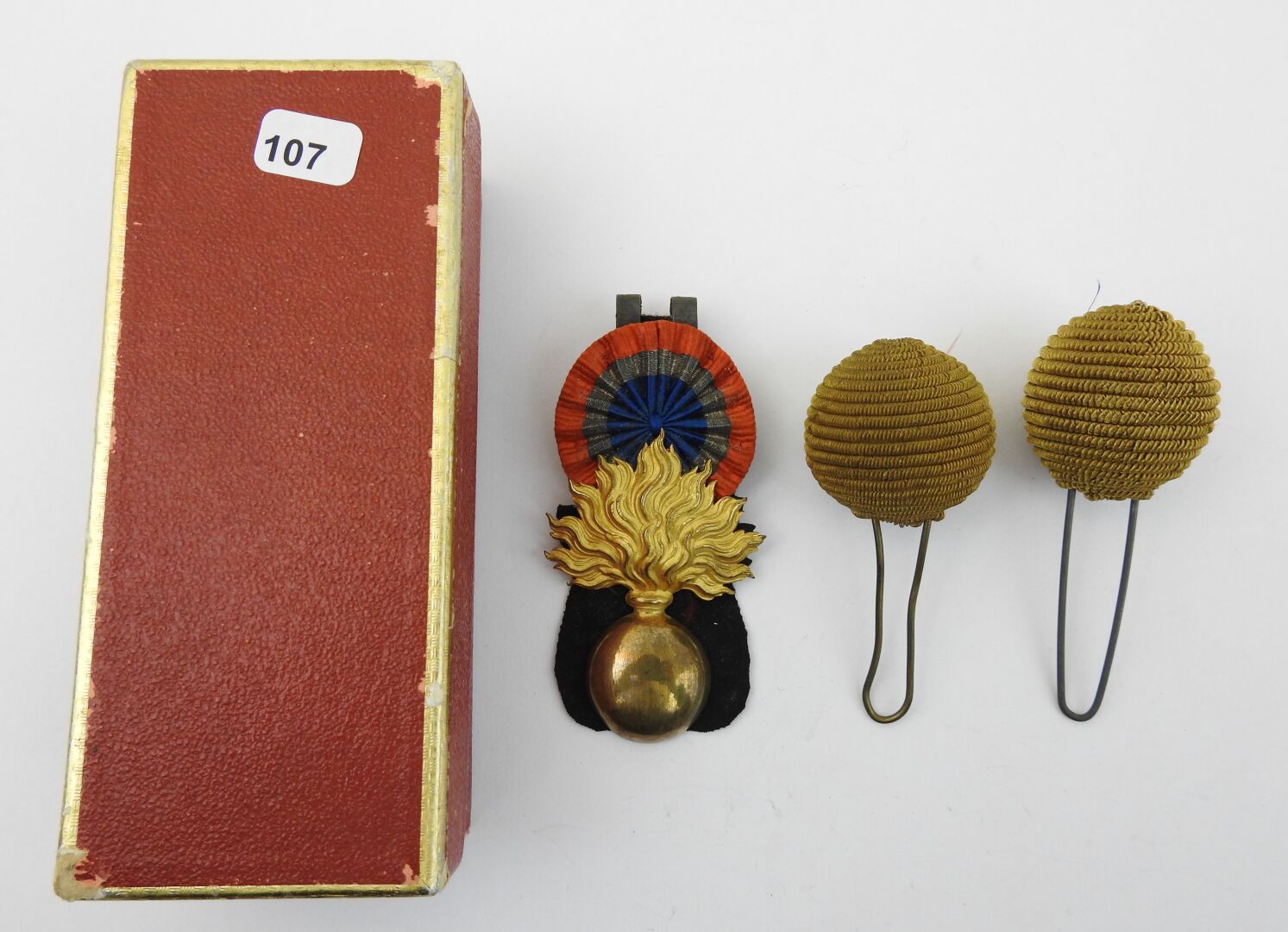 Null FRANCE. Accessories of an infantry officer consisting of the badge of great&hellip;