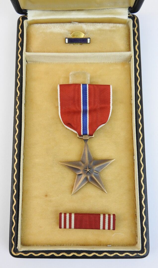 Null UNITED STATES. Bronze star in its case with ribbon and button badge. ABE