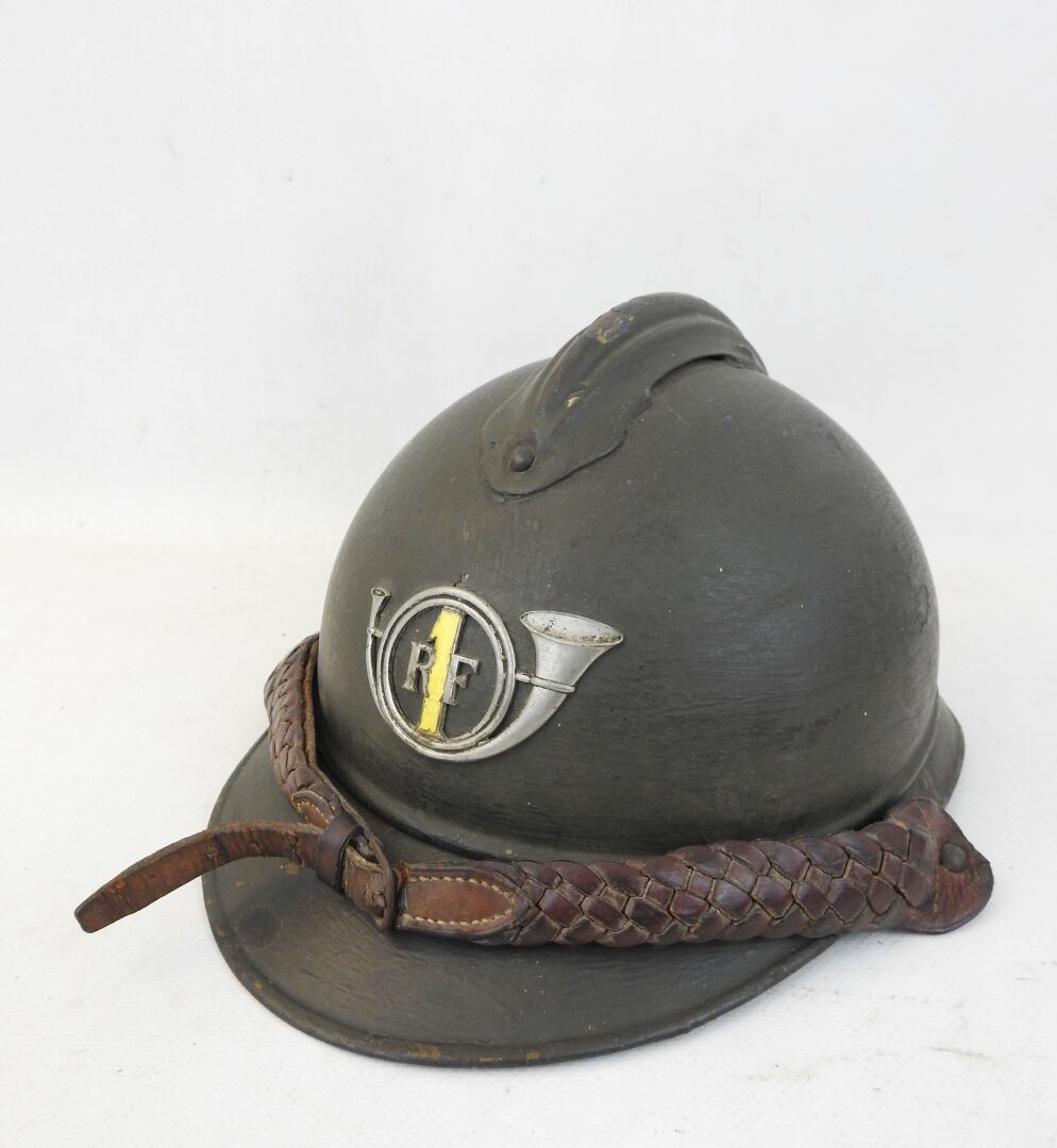 Null 阿德里安头盔，1915年的钢制头盔，用卡其色的刷子重新刷过，正面的徽章是镀银的狩猎角，是猎人第一营的特殊型号，上面有珐琅的水仙花图案，军官的编织下巴，&hellip;