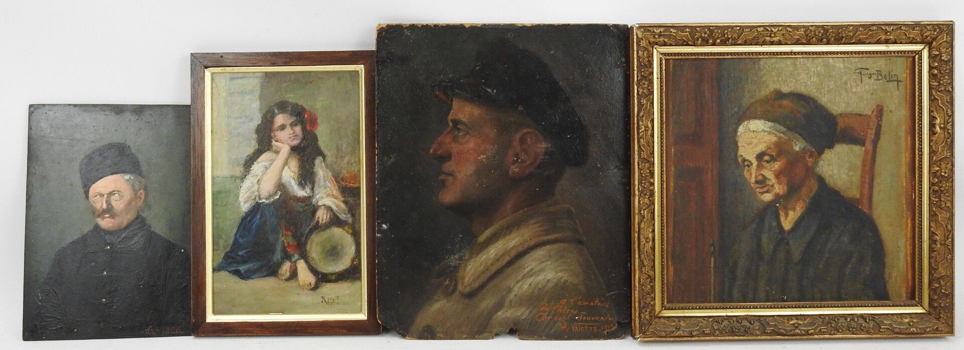Null 一套四种油，包括:



- 十九世纪的学校。一个戴帽子的男人的肖像。板上油彩。右下角有图案和日期1886年。22,5 x 16 cm。

- 拿着手&hellip;