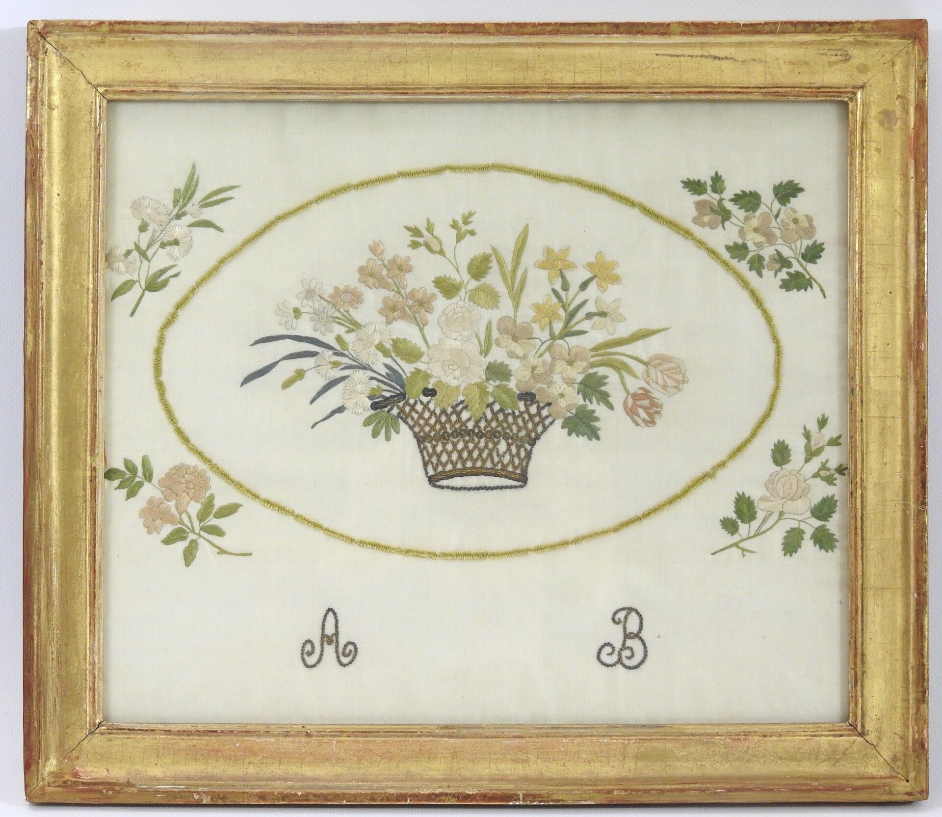 Null 有框架的丝绸刺绣，有花篮和字母AB。19世纪。27 x 32厘米。