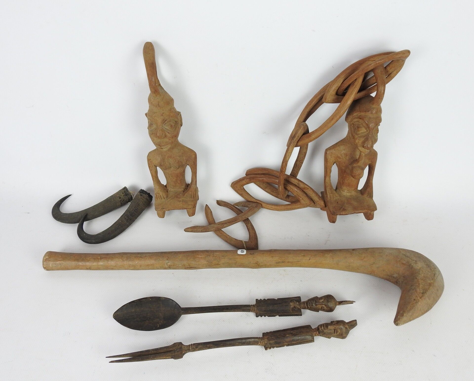Null 塞内加尔：拍品包括：一条木雕婚礼链，一个仪式用的小刀（长：57厘米）和一个乌木勺子和叉子。