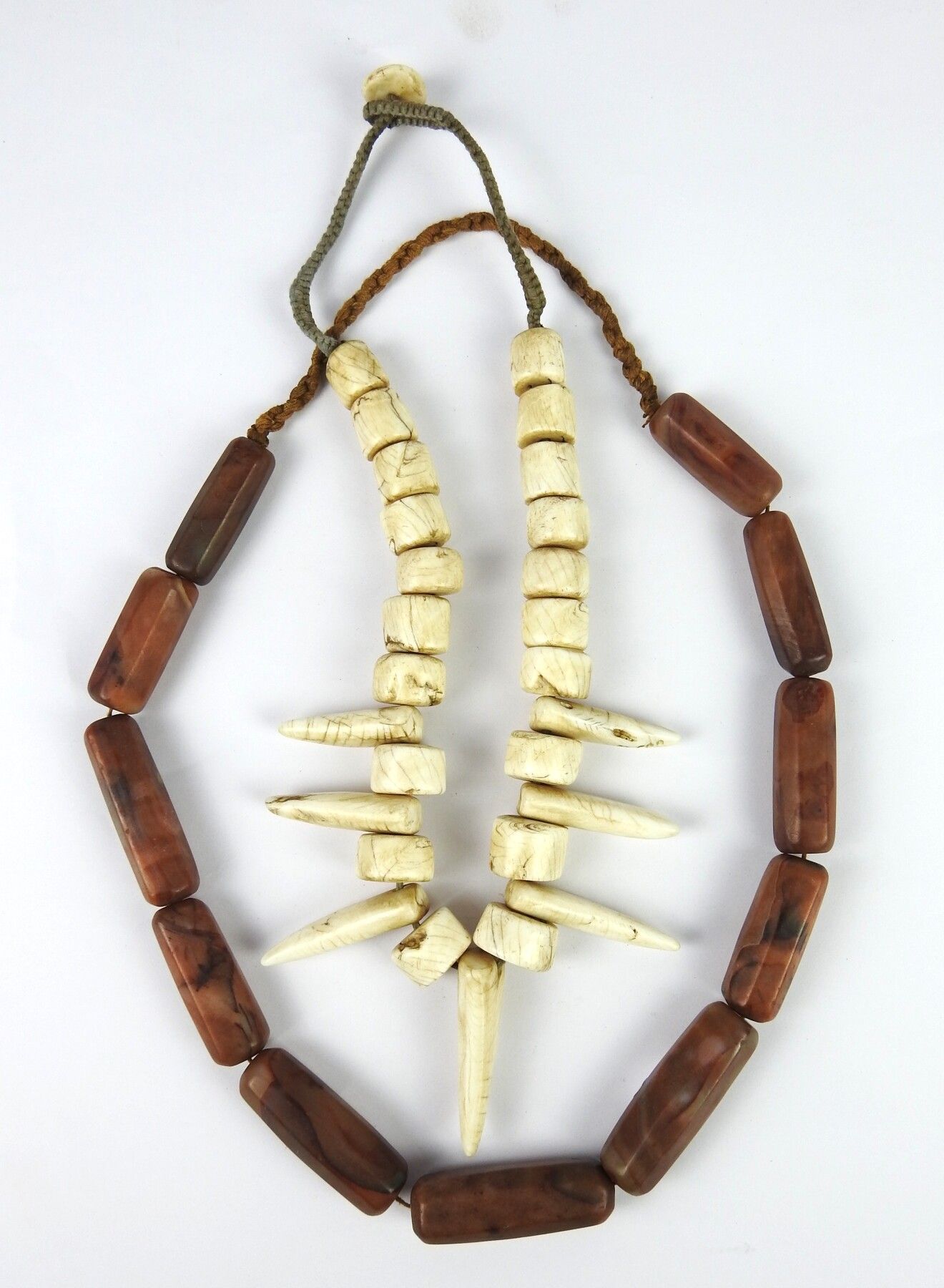 Null HIMALAYA: 一批非常古老的玛瑙珠子和牦牛骨珠子制成的项链。