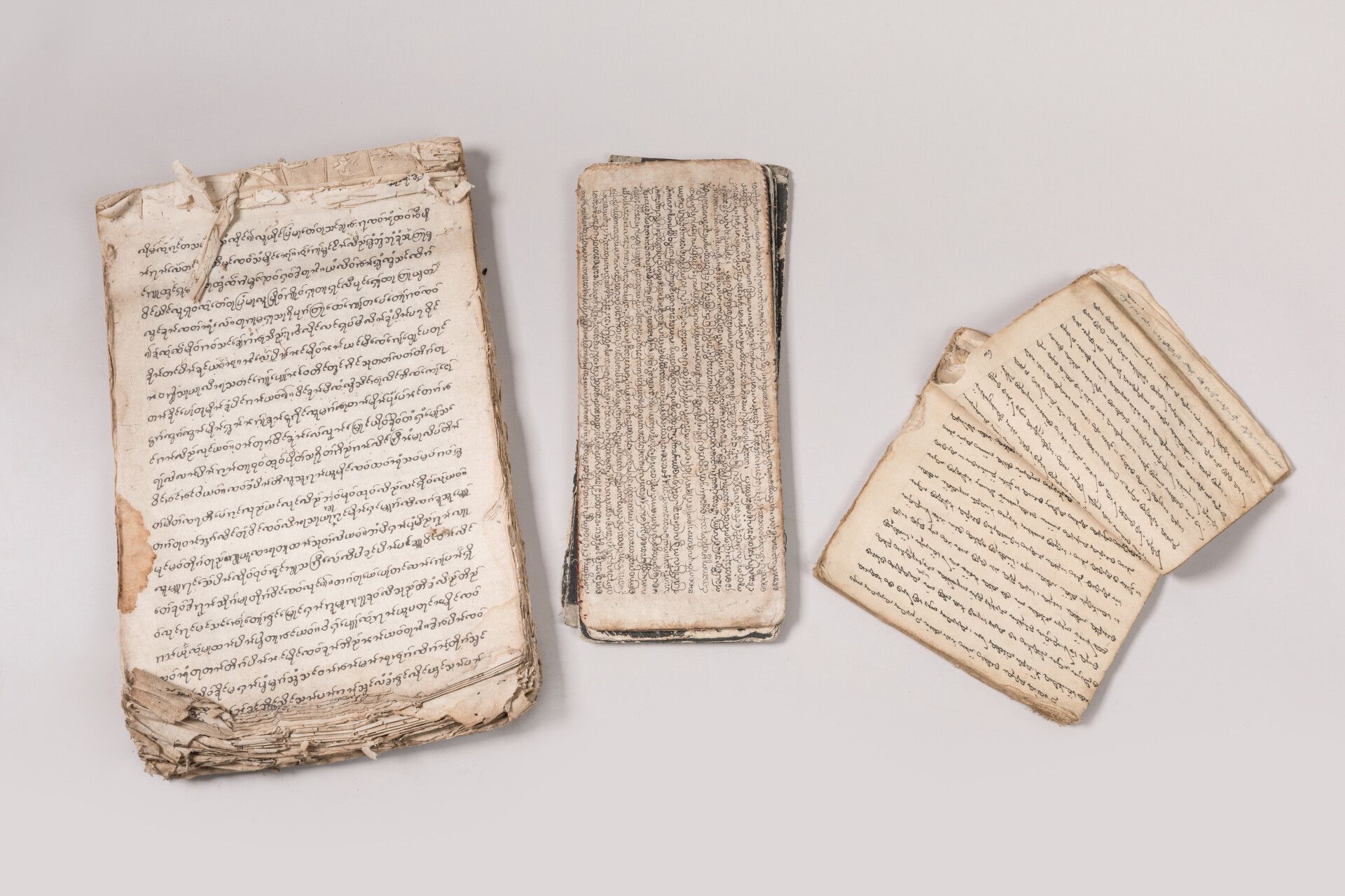 Null Lot von alten tibetischen Gebetbüchern.

Schriften, Symbolik, Zeichnungen.
&hellip;