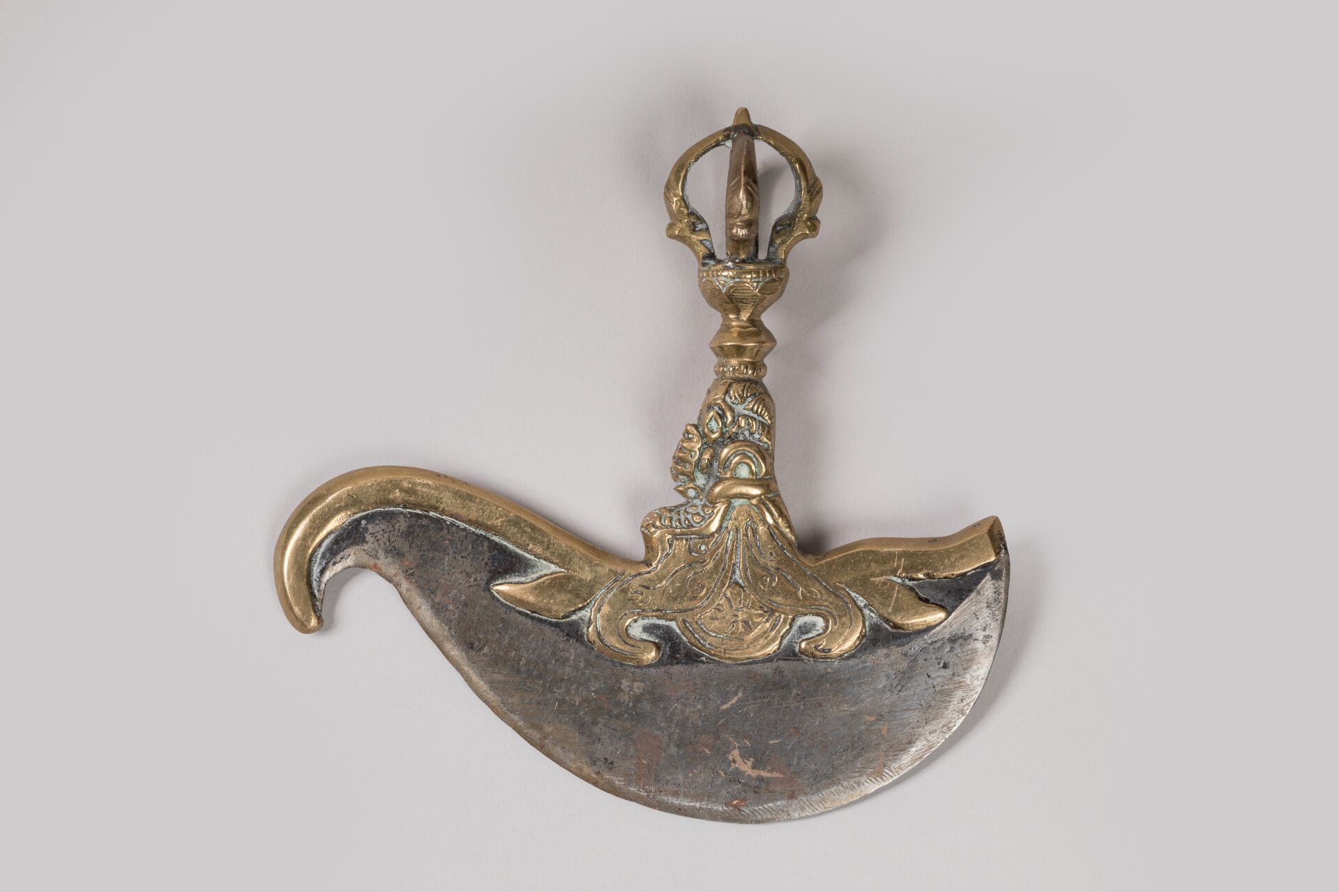 Null 翠贝特。

青铜和铁制的 "卡提卡 "刀，是西藏密宗金刚经的祭祀用品。

月牙形的刀刃，上面有一个作为手柄的金刚杵（或雷电）。

它象征着打破所有的物&hellip;
