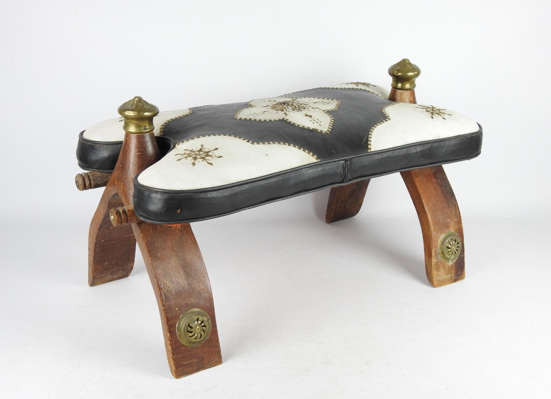Null NORD-AFRIKA: Hocker in Form eines Kamelsattels aus Holz, Sitzfläche aus sch&hellip;