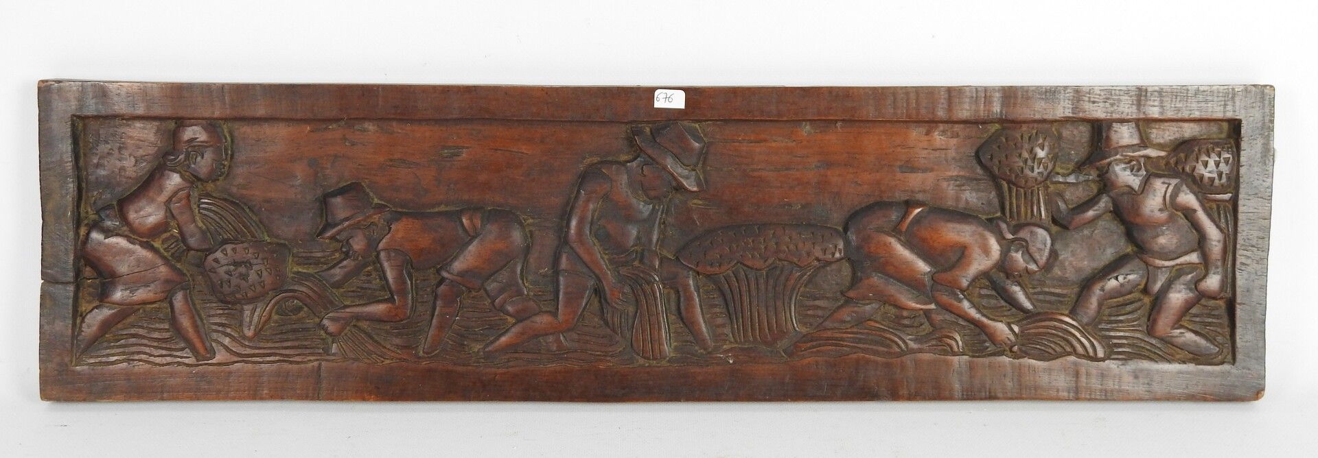 Null MADAGASKAR: Rechteckiges Holzpaneel mit geschnitzter Feldszene. 75 x 19,5 c&hellip;