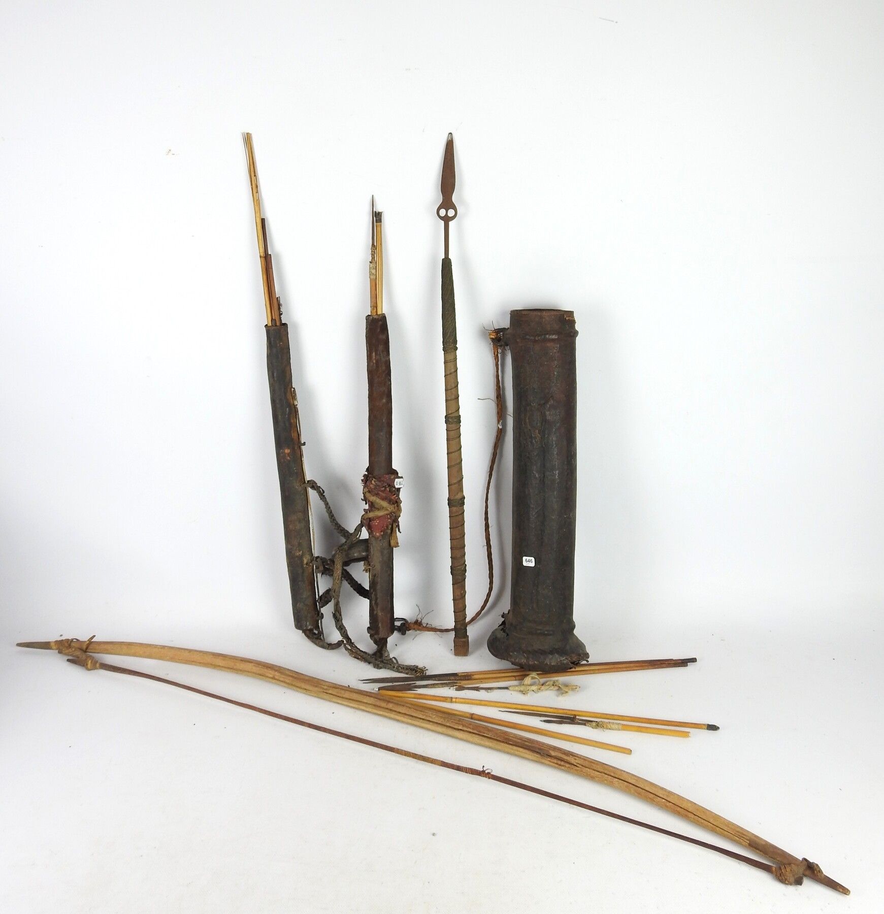Null 马里-尼日尔TOUAREG：图阿雷格战士的拍品，包括一个苏格兰和皮革制成的带竹镖的箭筒（长：48厘米），一个带盘绕铜线的木质长矛（72.5厘米），两个&hellip;