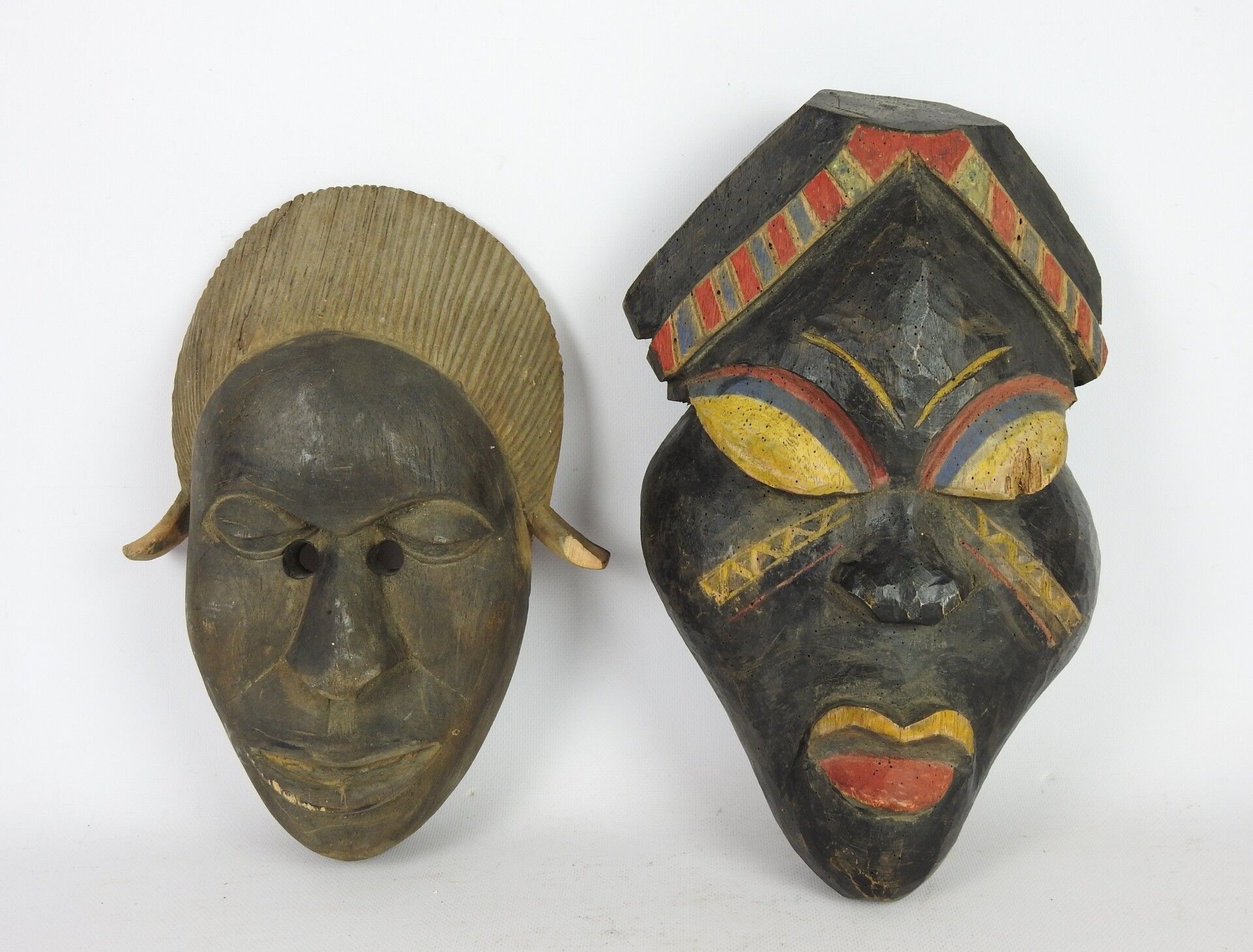 Null 科特迪瓦：两个1950年代的女性面孔的面具。木材和多色性。高度：32和36厘米。
