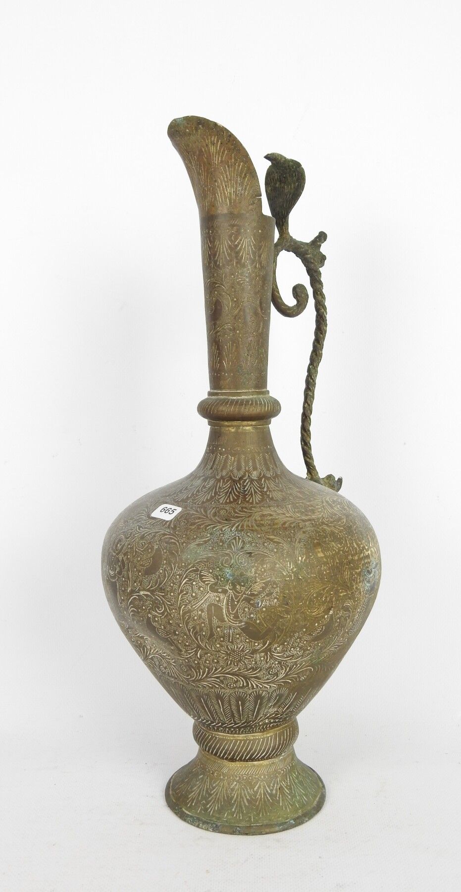 Null 印度：一个饰有植物和舞者的黄铜陶器。高度：43厘米。(冲击、磨损)。