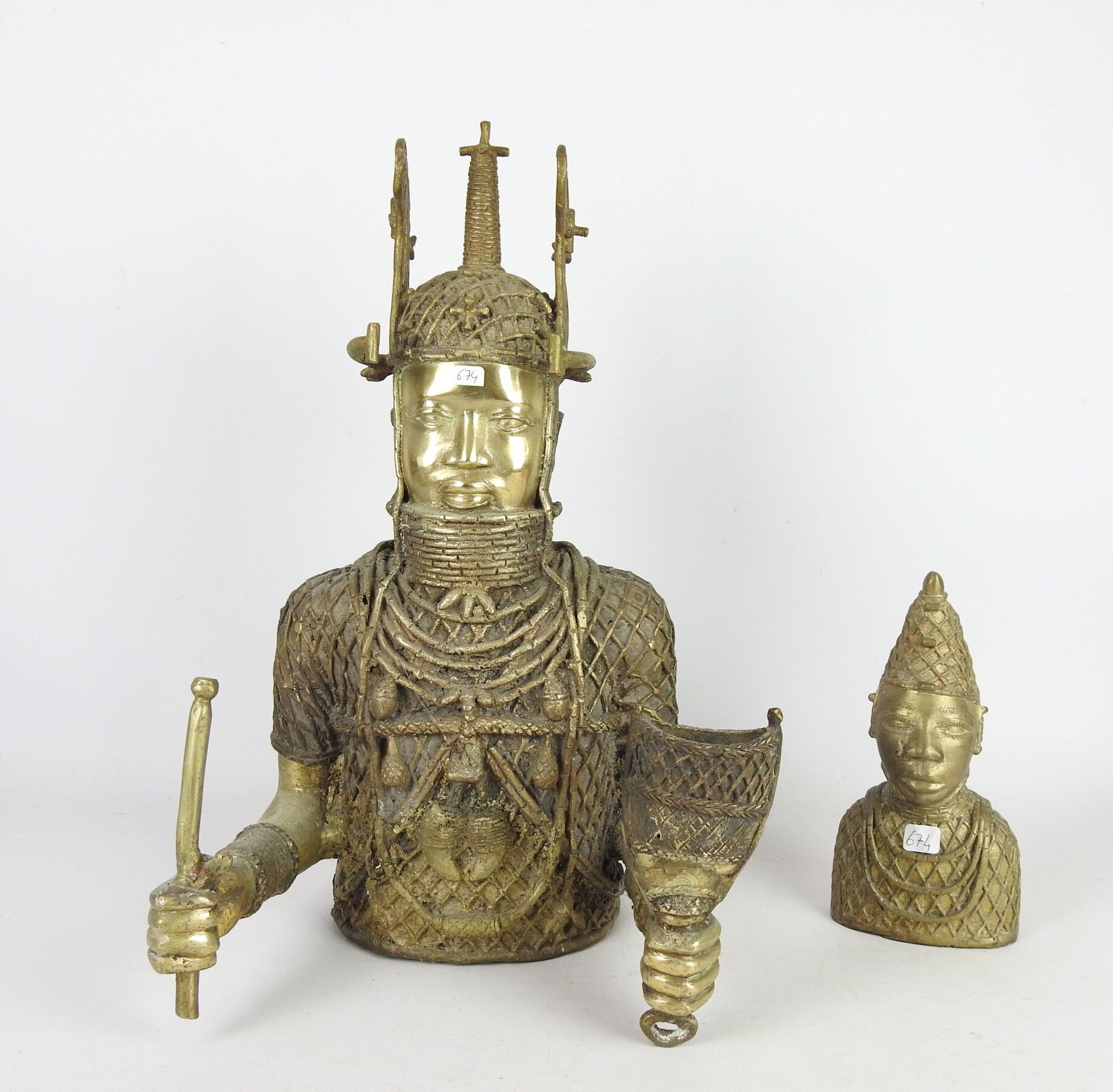 Null 尼日利亚贝宁王国：失蜡铜合金。OBA（国王）的大型半身像，装饰丰富。高度：50厘米。附有一个奥巴的监护人的小半身像。高度：23厘米。