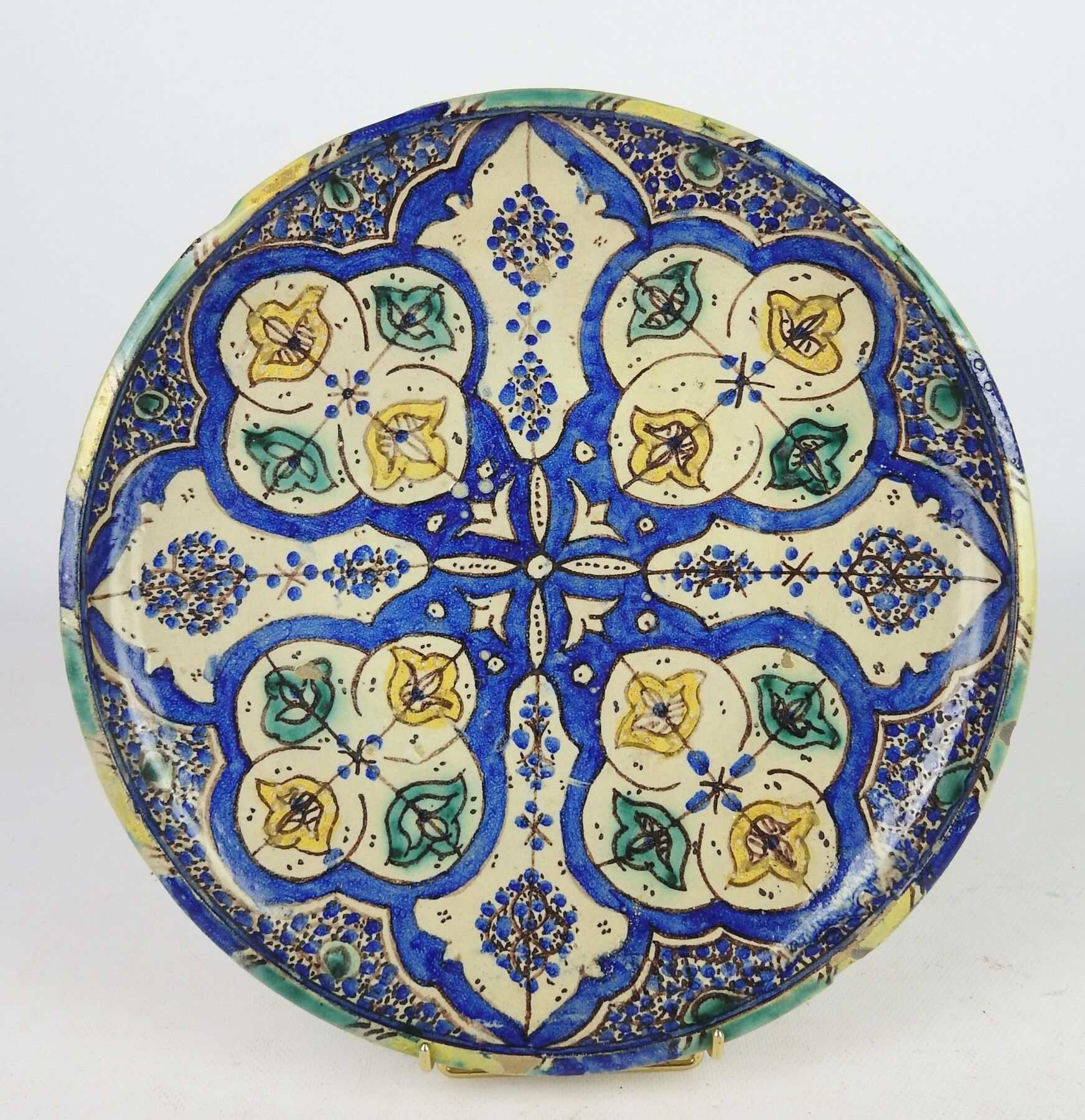 Null 非斯，摩洛哥。

大型空心盘 "Ghotar "在赤土和陶器珐琅的跟前。它是由专门在珐琅上作画的 "Tollâya "陶工制作的。

直径：33.5厘&hellip;