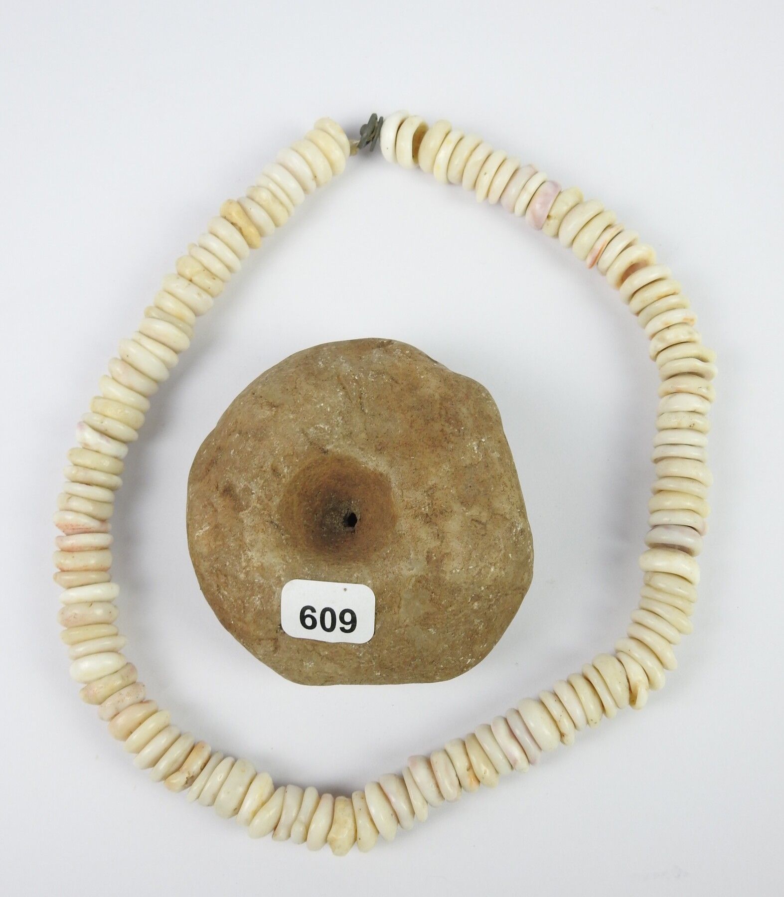 Null 拍品包括：一条珍珠项链，一个大洋洲贝壳和一个小石臼。直径：7厘米。