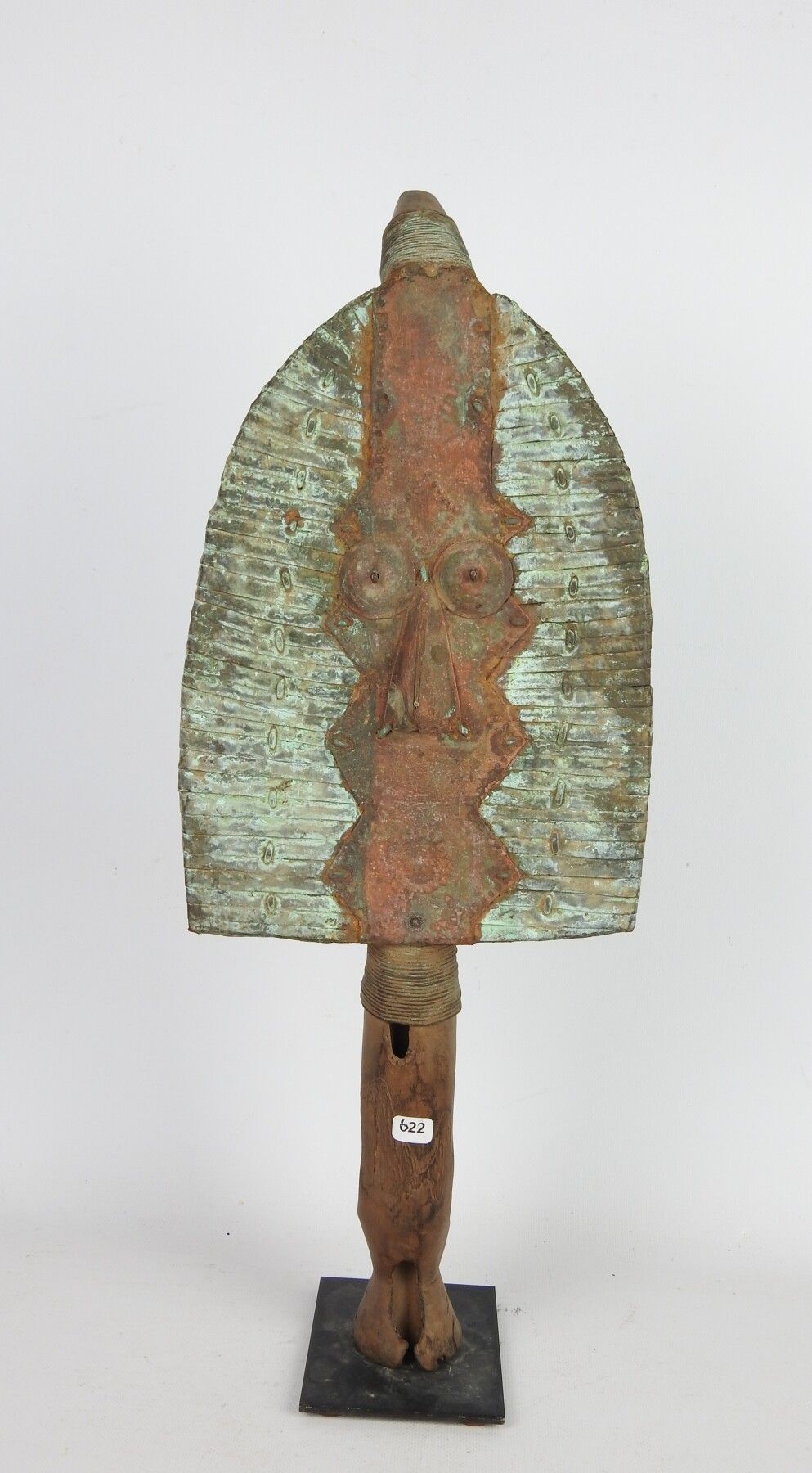 Null MAHONGWE (Congo/Gabon) : Reliquaire en bois et métal oxydé. Haut.: 54 cm.