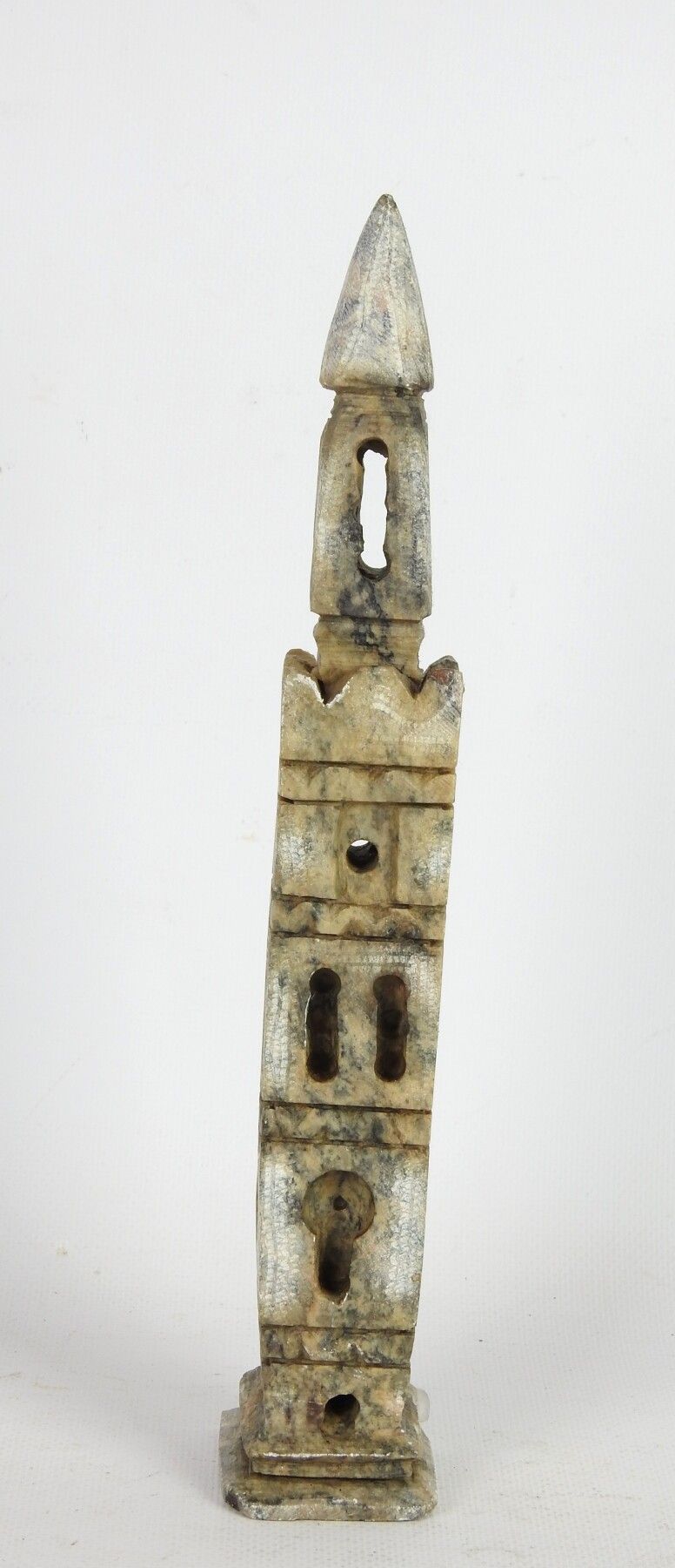 Null Minaret en pierre dure sculptée. Haut.: 27.5 cm. (Usures).