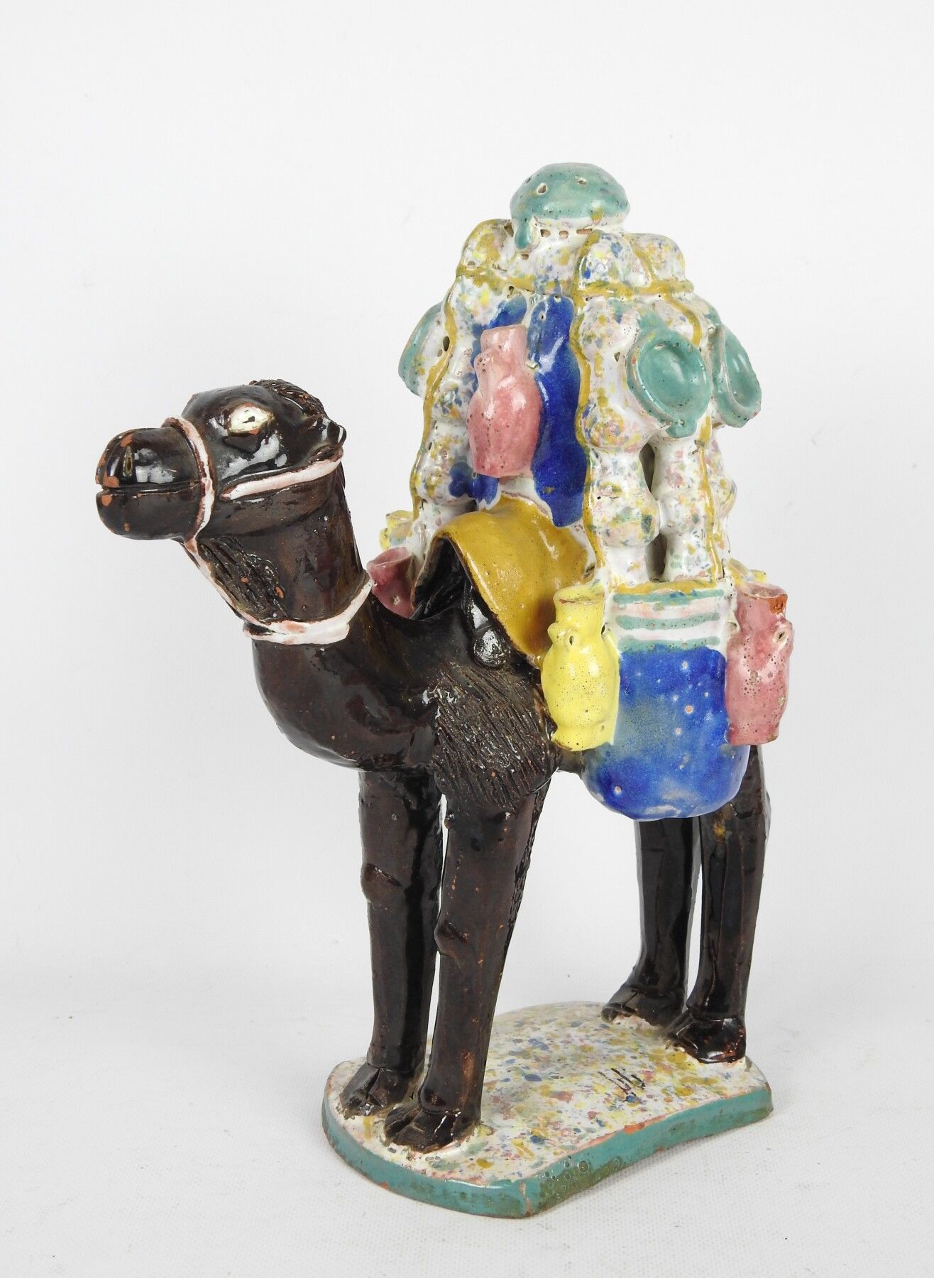 Null 北非：骆驼和它的货物。 釉面硅质陶器，多色装饰。在土墩上承担了一个签名。33 x 29 cm。