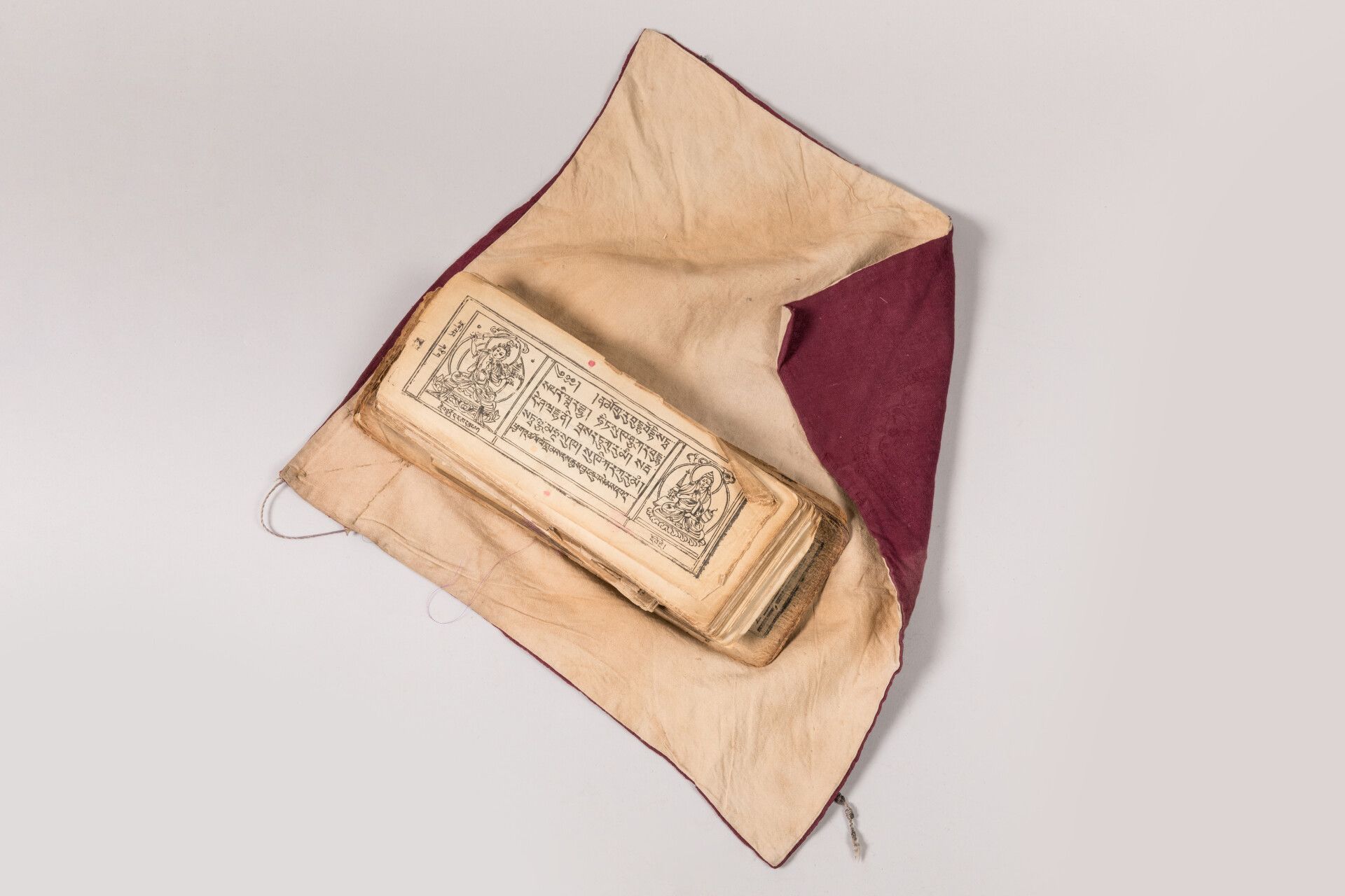 Null 布尔马。

一套四本的祈祷书。

20世纪初。

尺寸：35.5x12厘米-41.5x14厘米-40.5x12.5厘米-35.5x12.5厘米。

使&hellip;