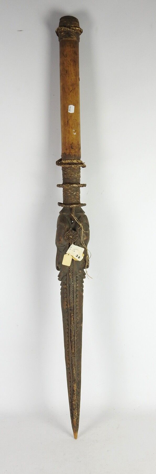Null IATMUL: Flöte aus Holz und Bambus mit Korbgeflecht. Länge:122 cm.