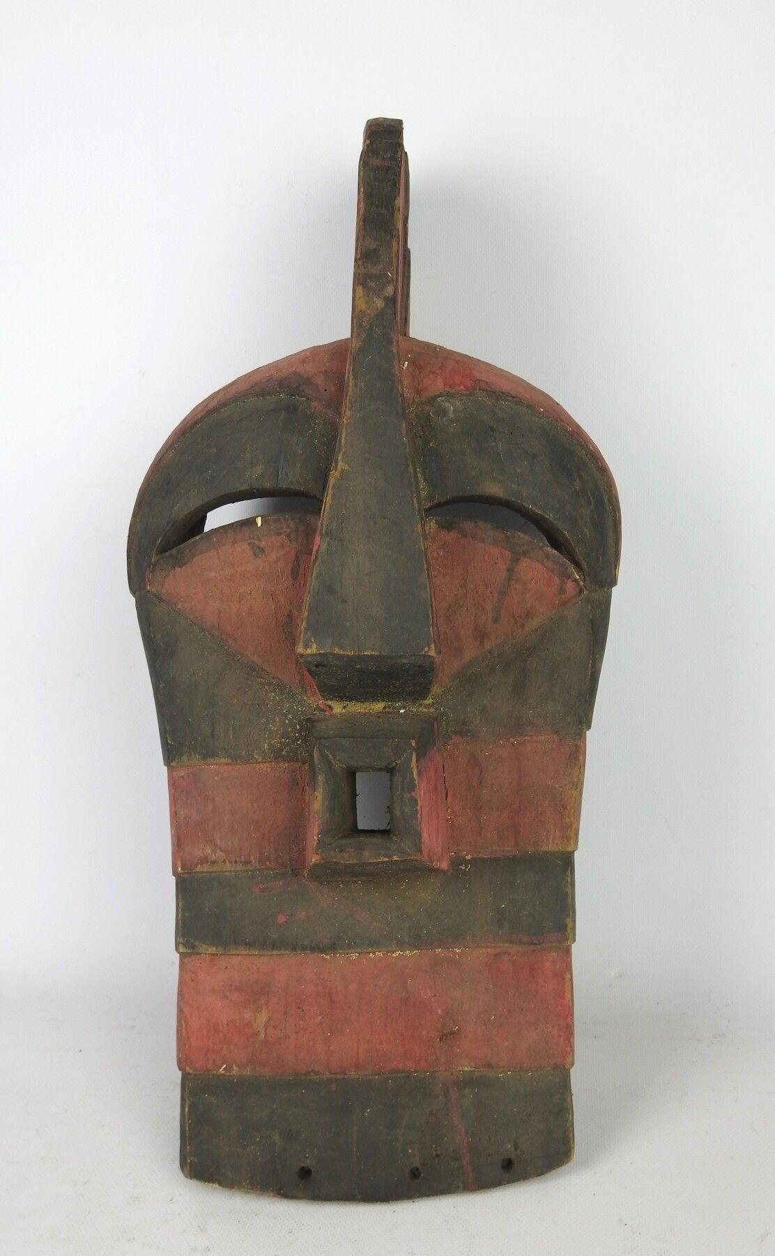 Null 松耶人，刚果民主共和国。

木材和颜料。

非常漂亮的男性面具 "Kifwebe"，面部装饰有横向的红色和黑色带子。

高度：53厘米。宽度：24厘米&hellip;