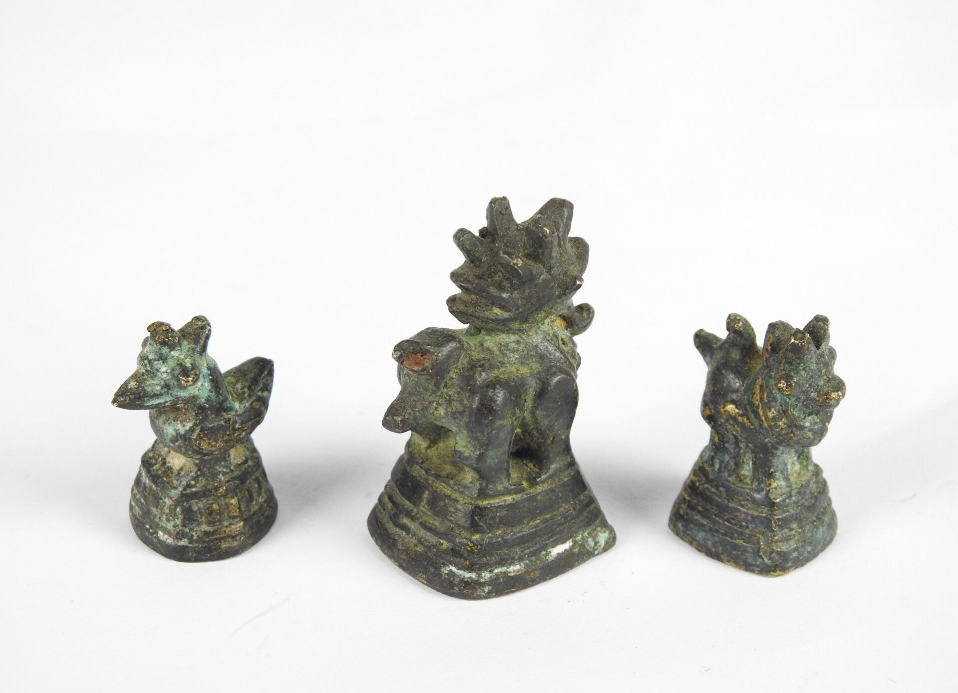 Null TROIS POIDS à opium en bronze, époque XVIIIème siècle (lion Shingha et chie&hellip;