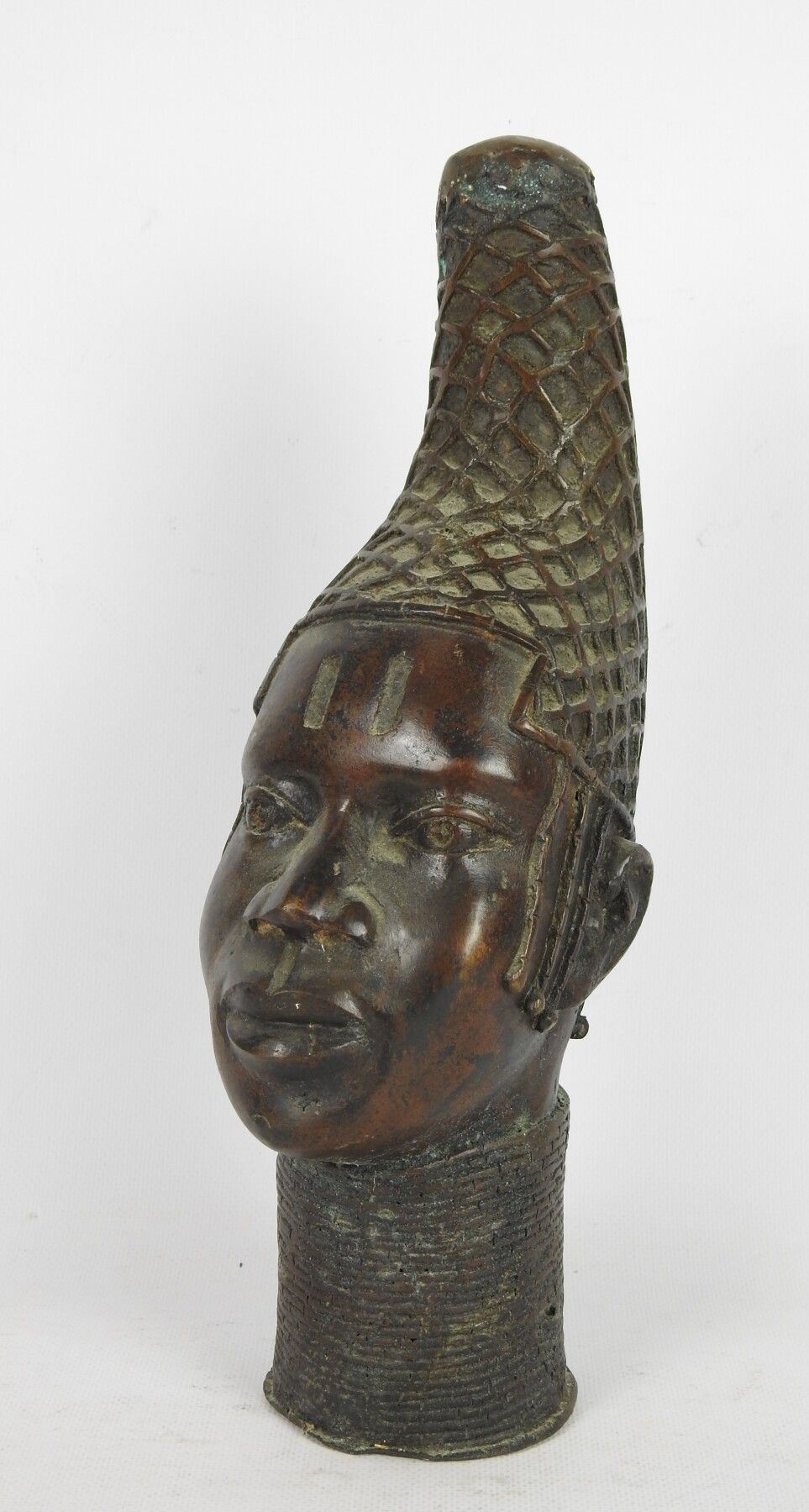 Null REINO DE BENIN, Nigeria: Cabeza de reina muy elaborada en aleación de cobre&hellip;